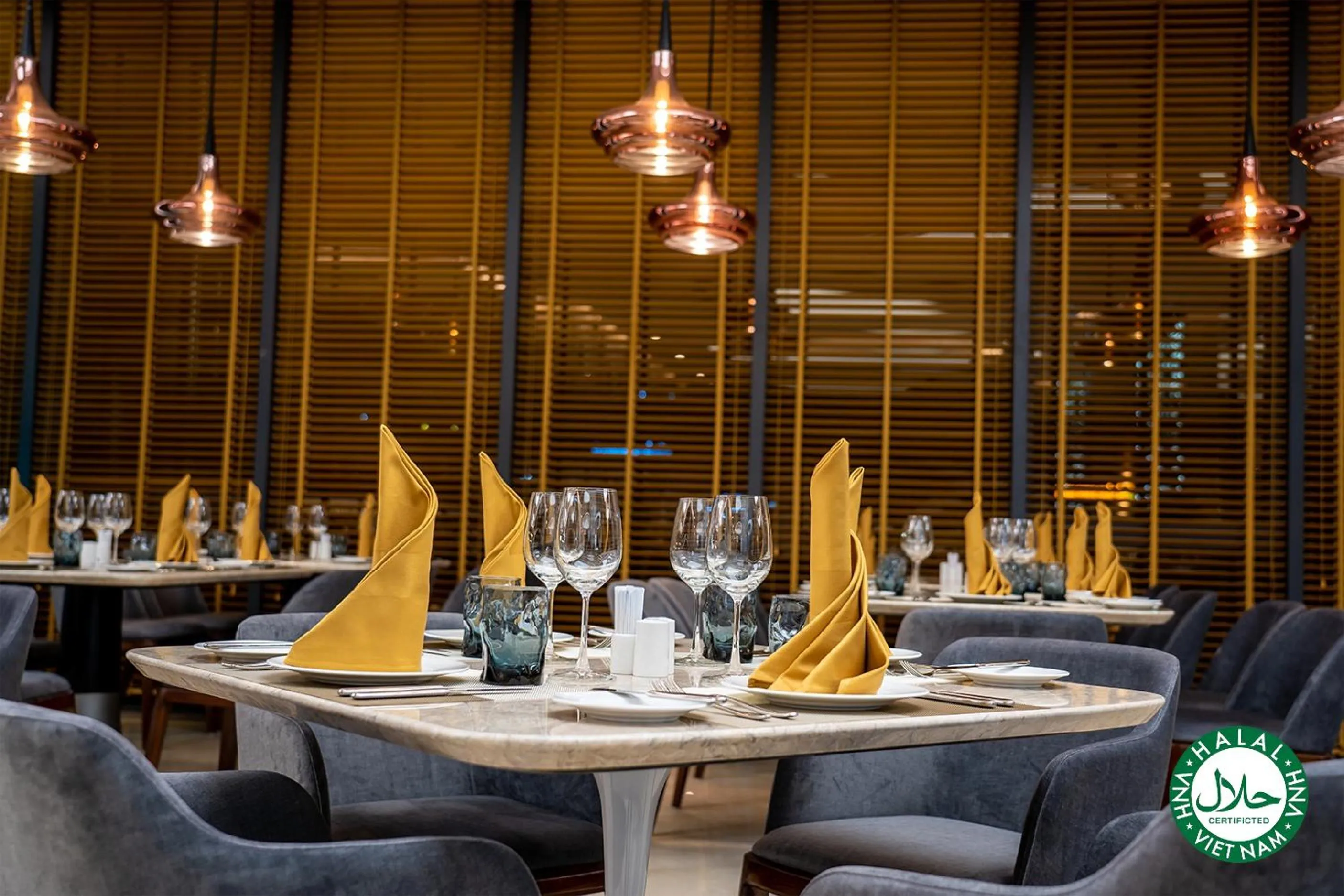 Restaurant/places to eat in DeLaSea Ha Long Hotel - Modern Bayview Escape