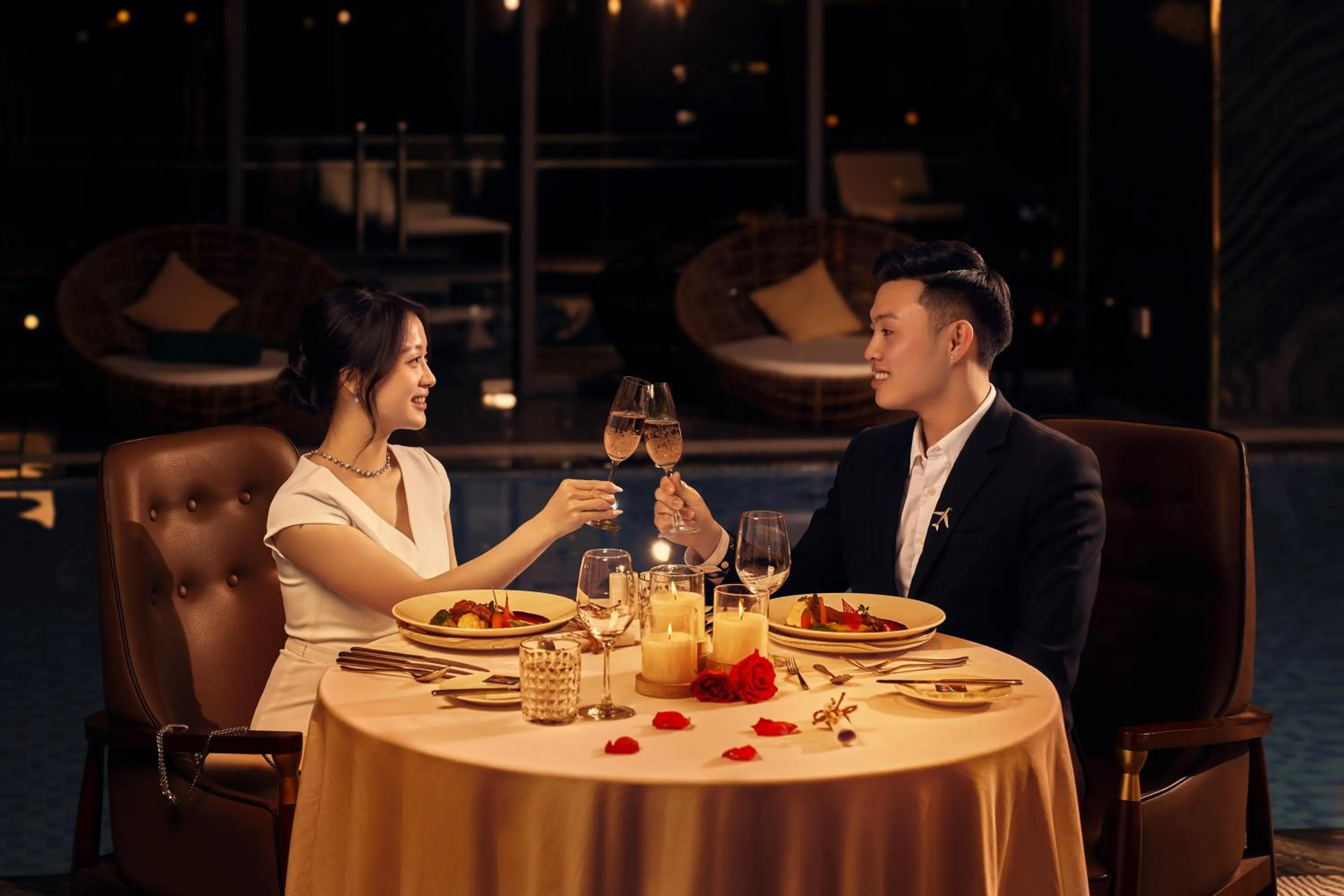 Restaurant/places to eat in DeLaSea Ha Long Hotel - Modern Bayview Escape