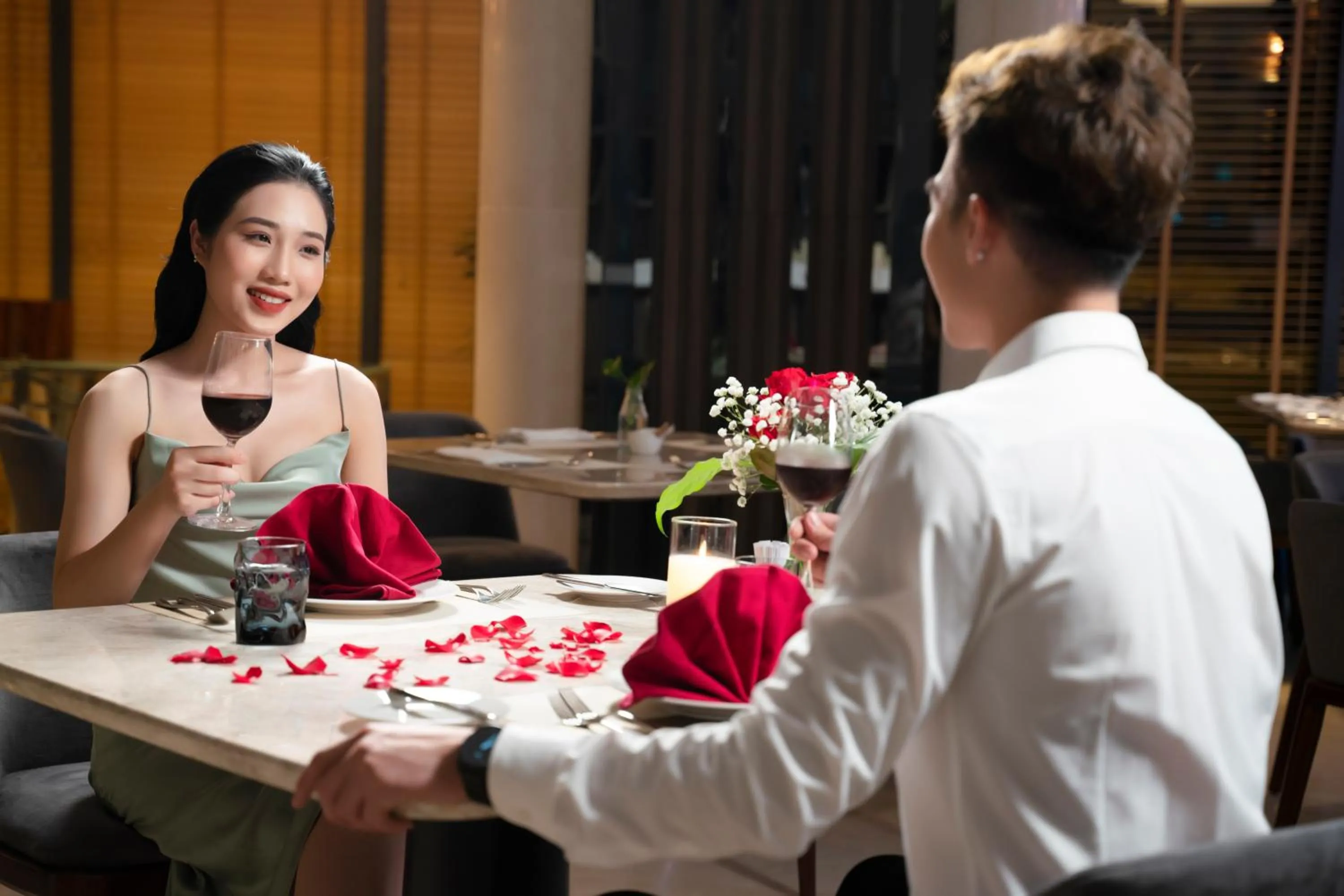 Lounge or bar in DeLaSea Ha Long Hotel - Modern Bayview Escape