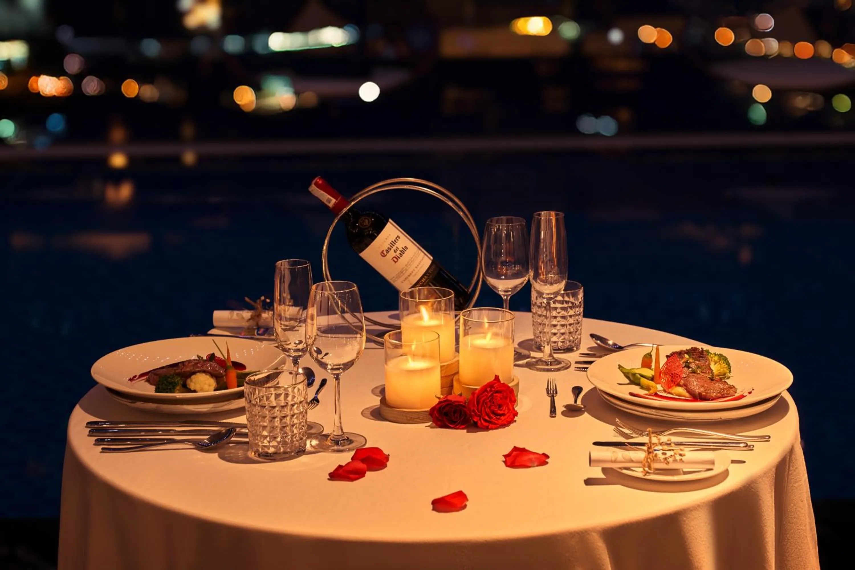 Restaurant/places to eat in DeLaSea Ha Long Hotel - Modern Bayview Escape