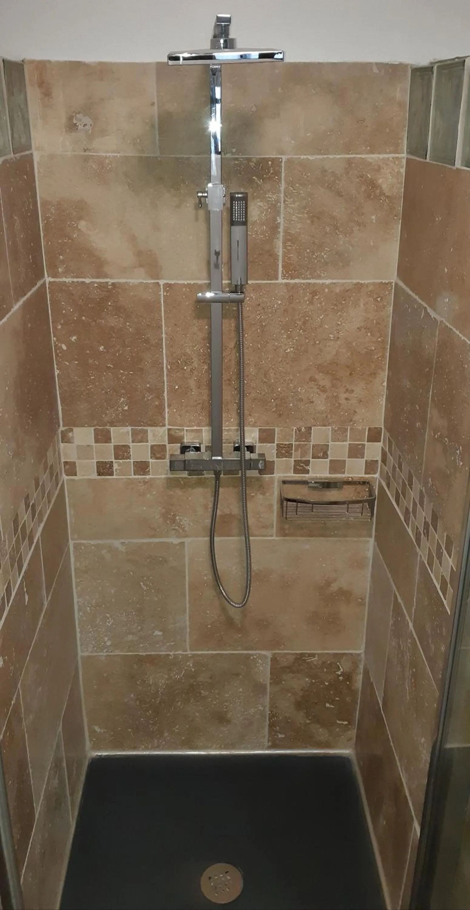 Shower in La Miramboise, chambres et table d hôtes