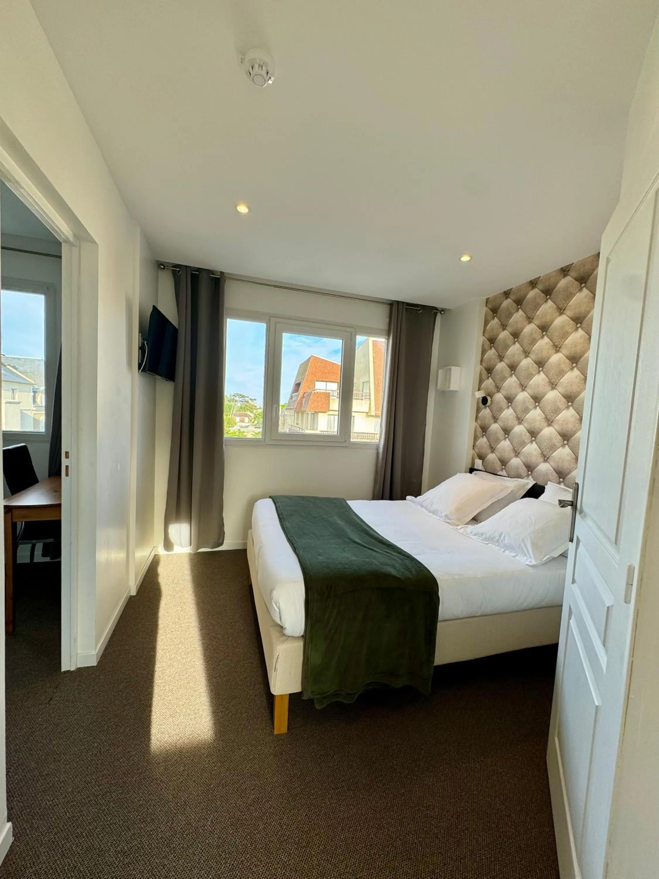 Photo of the whole room, Bed in Le Clos Normand