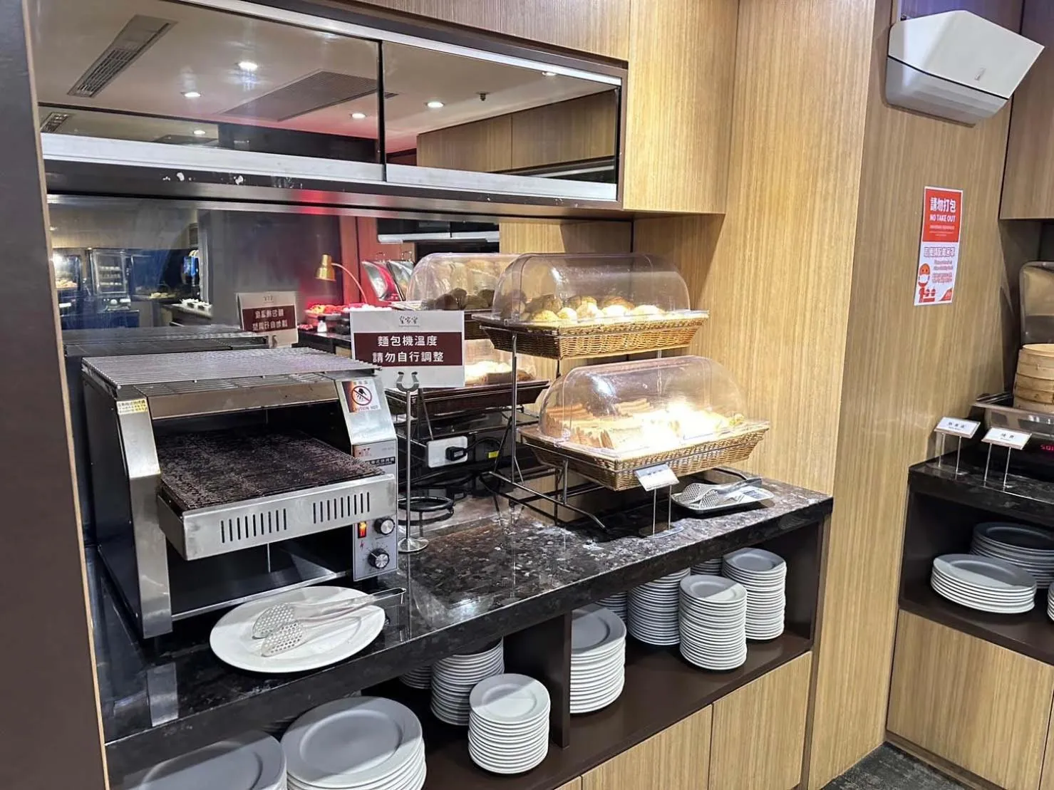 Breakfast in Grand Earl Hotel