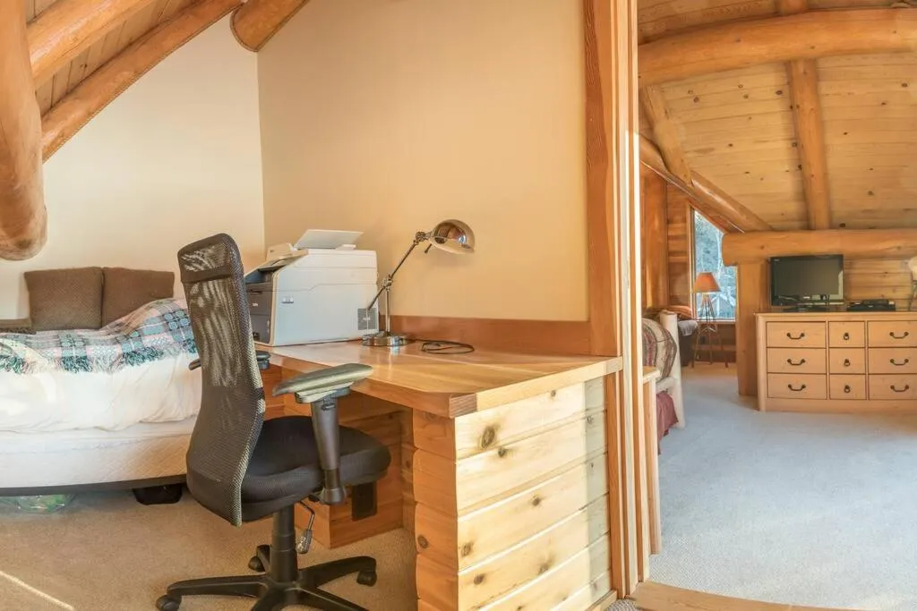 Bed in Revelstoke House Luxury Log House at Base of Resort