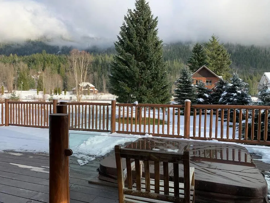 Day in Revelstoke House Luxury Log House at Base of Resort