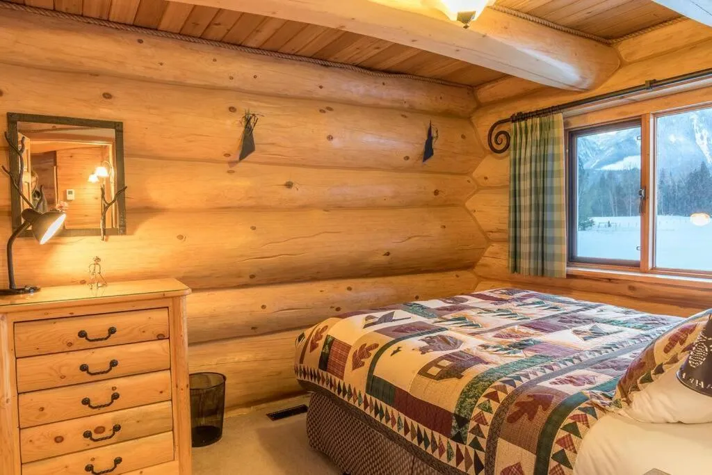 Bed in Revelstoke House Luxury Log House at Base of Resort