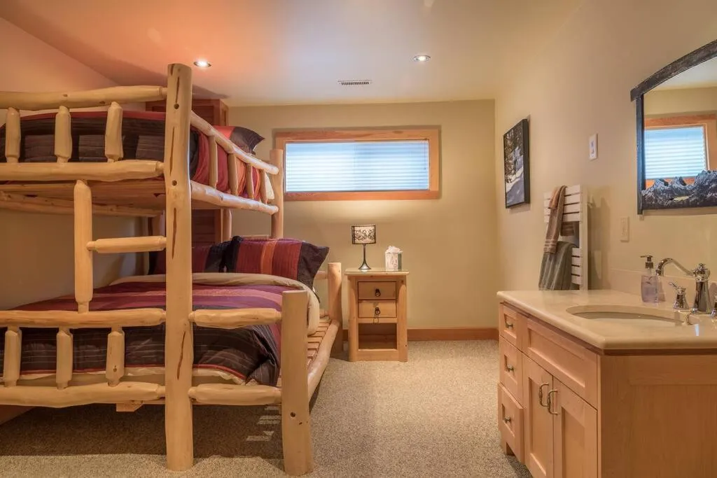 Bed in Revelstoke House Luxury Log House at Base of Resort