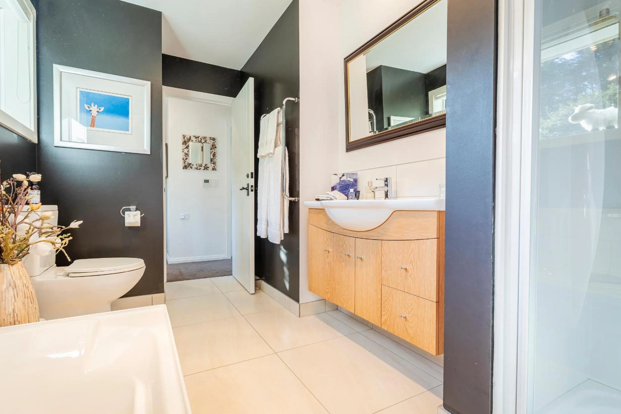 Bathroom in Bayview Valley Lodge Bed & Breakfast