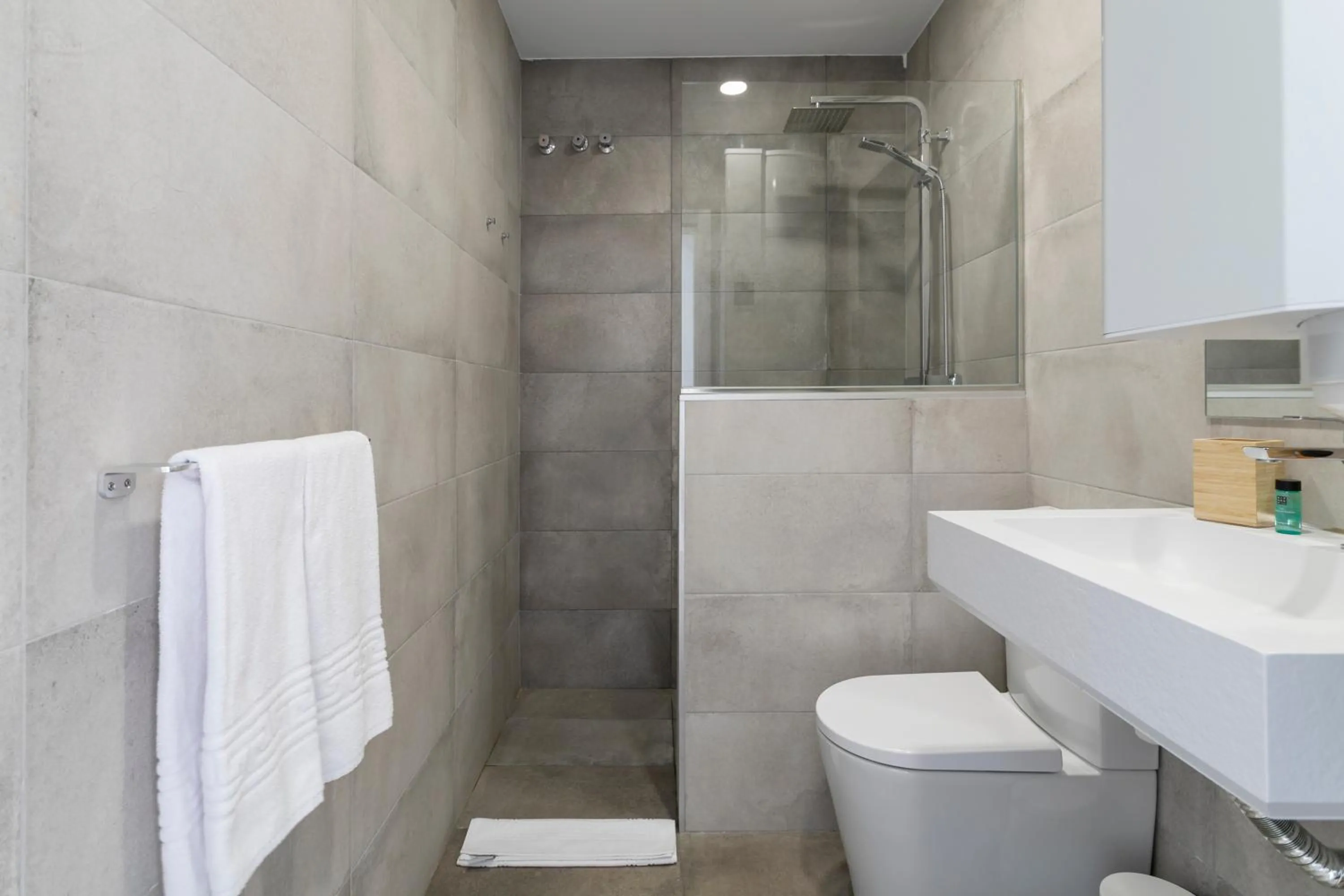 Bathroom in Arenal Suites Alicante