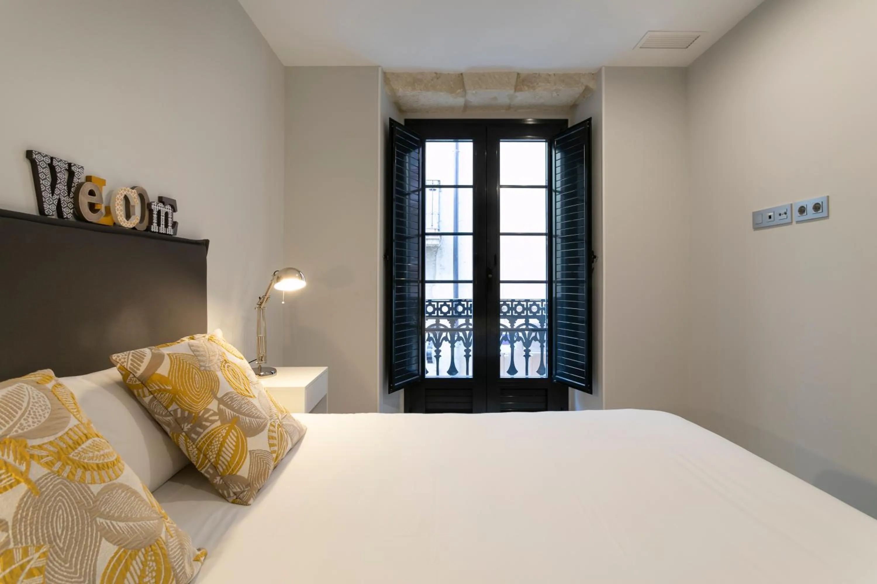 Bedroom, Bed in Arenal Suites Alicante