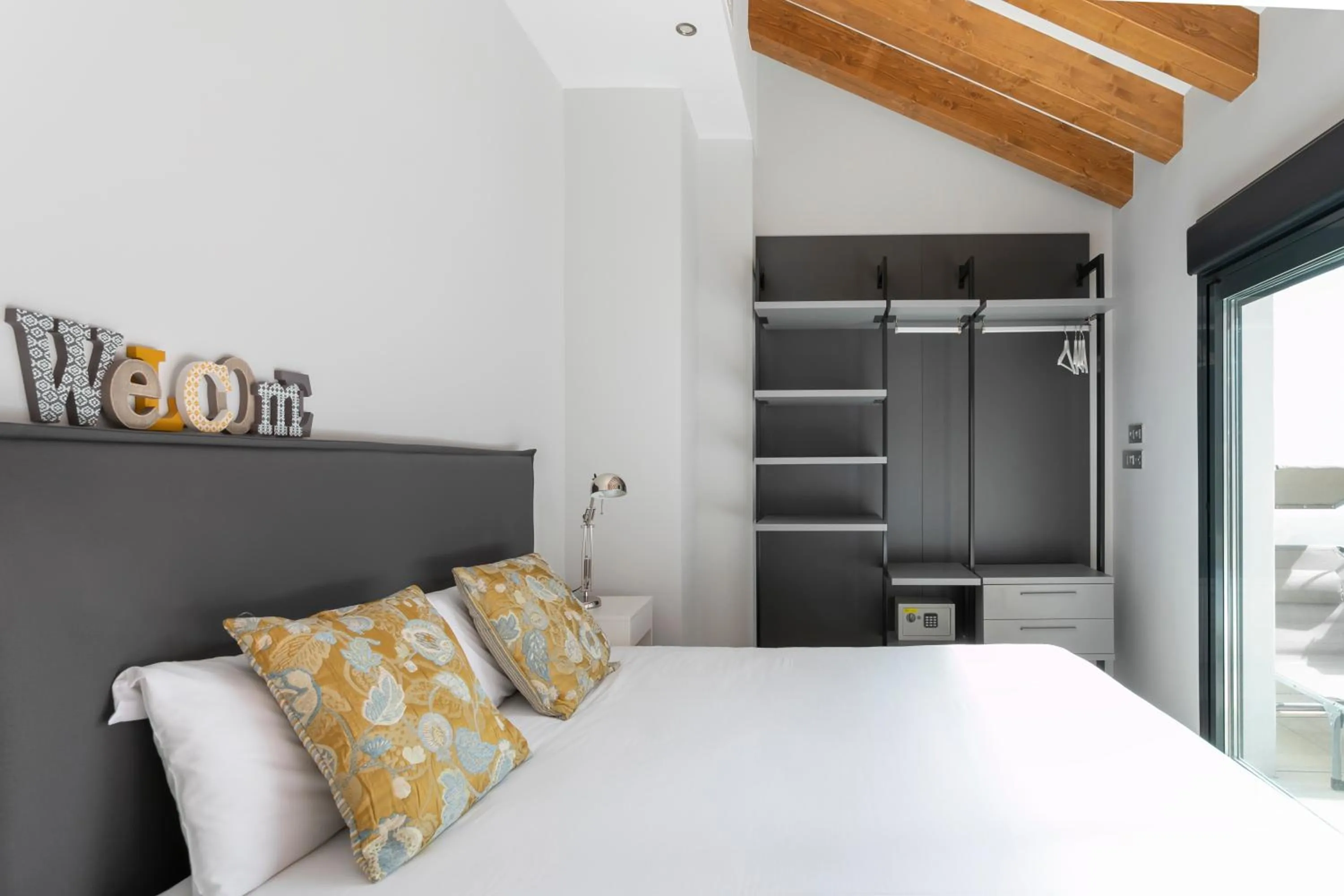 Bedroom, Bed in Arenal Suites Alicante