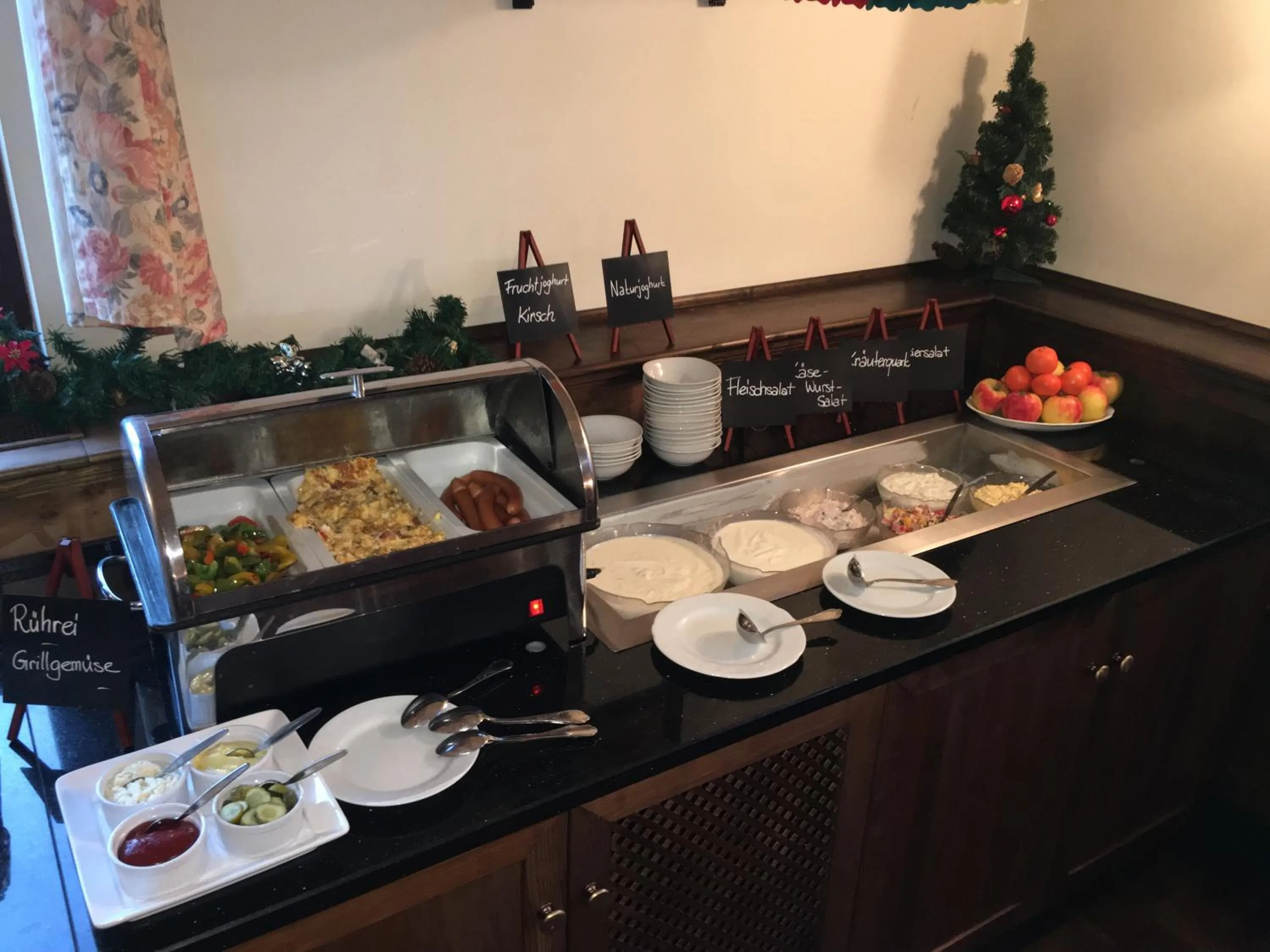 Buffet breakfast in Hotel BB Bahnhof Bertsdorf