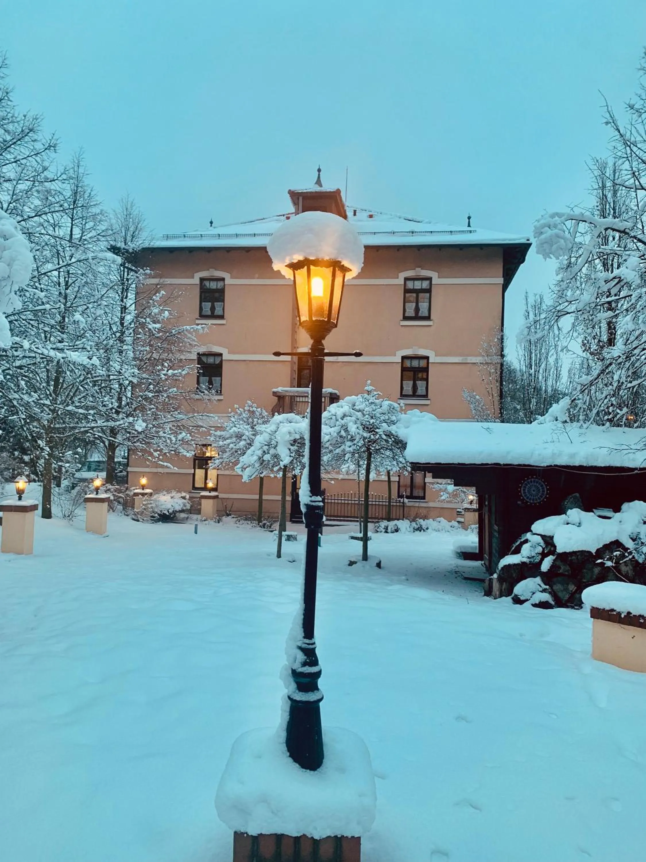 Garden view in Hotel BB Bahnhof Bertsdorf