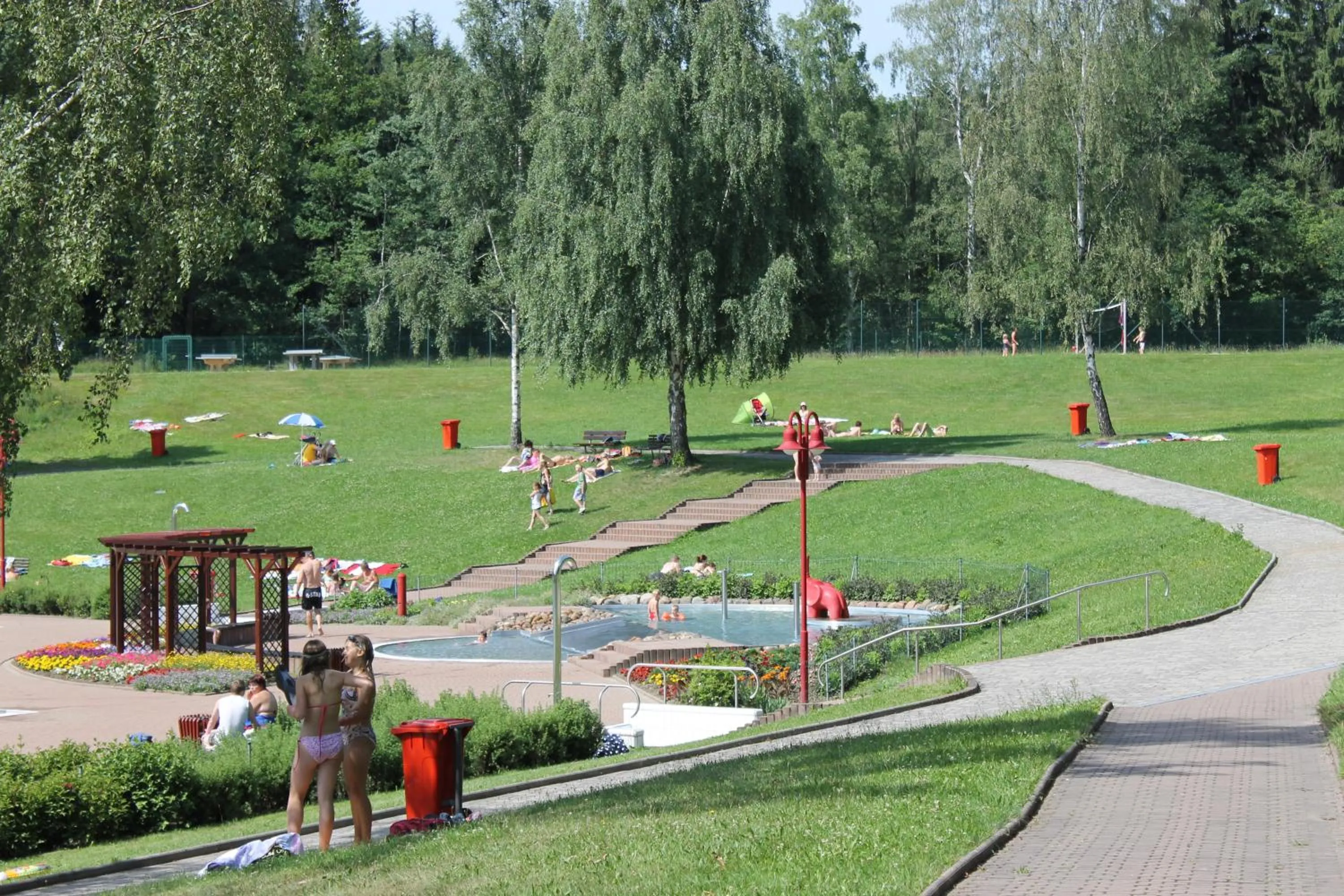 Swimming pool in Hotel BB Bahnhof Bertsdorf