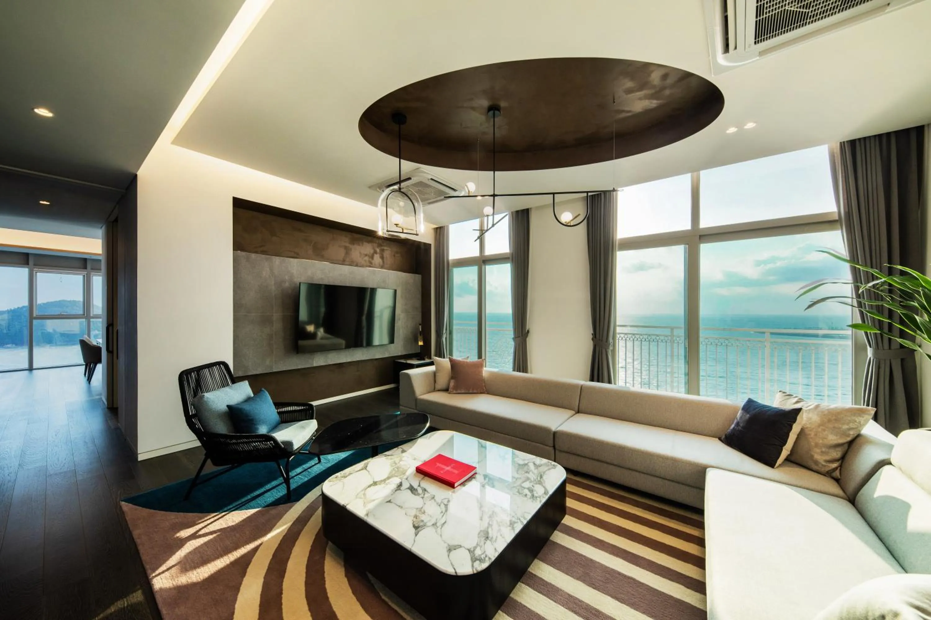 Communal lounge/ TV room, Bed in The Week & Resort