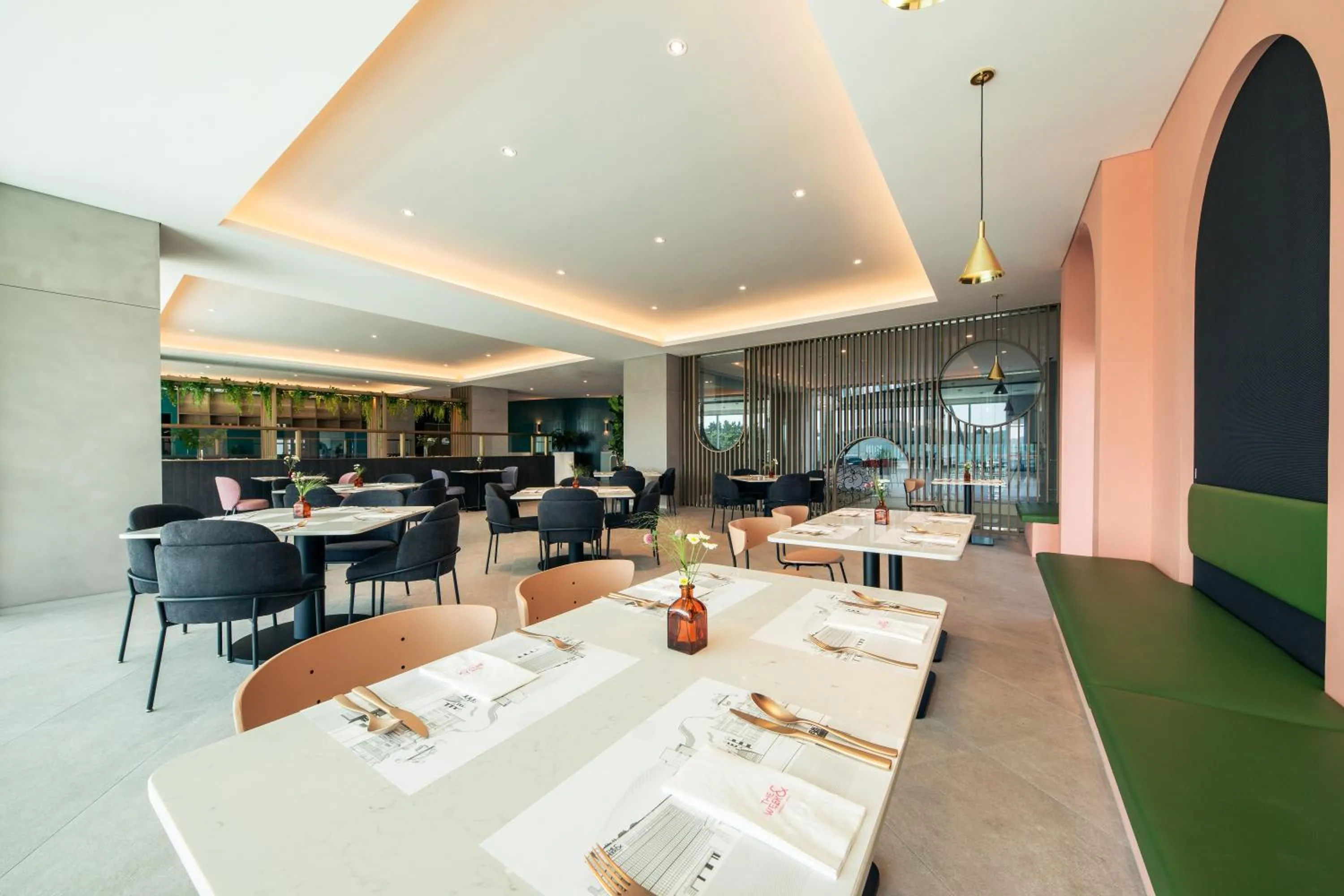 Restaurant/places to eat in The Week & Resort