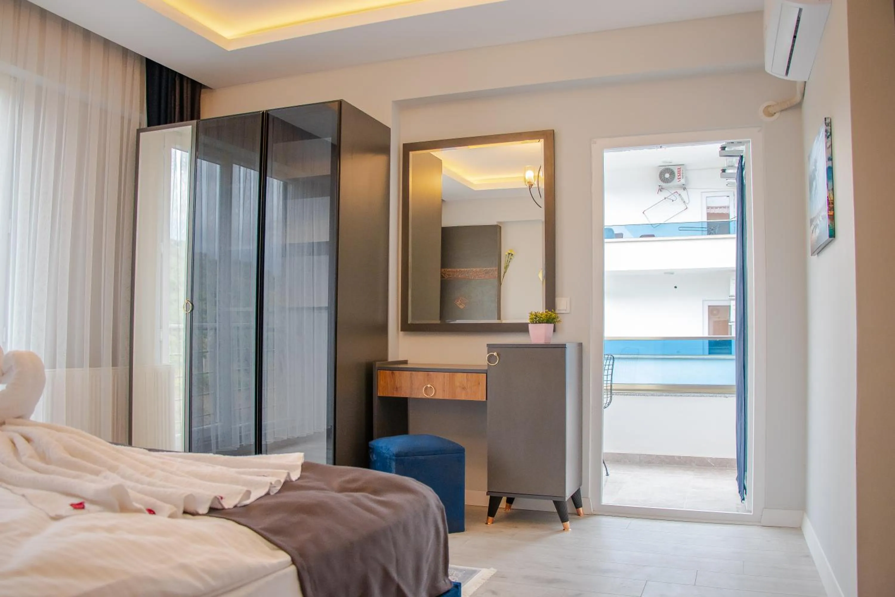 ELEGANT BLUE SUİTES