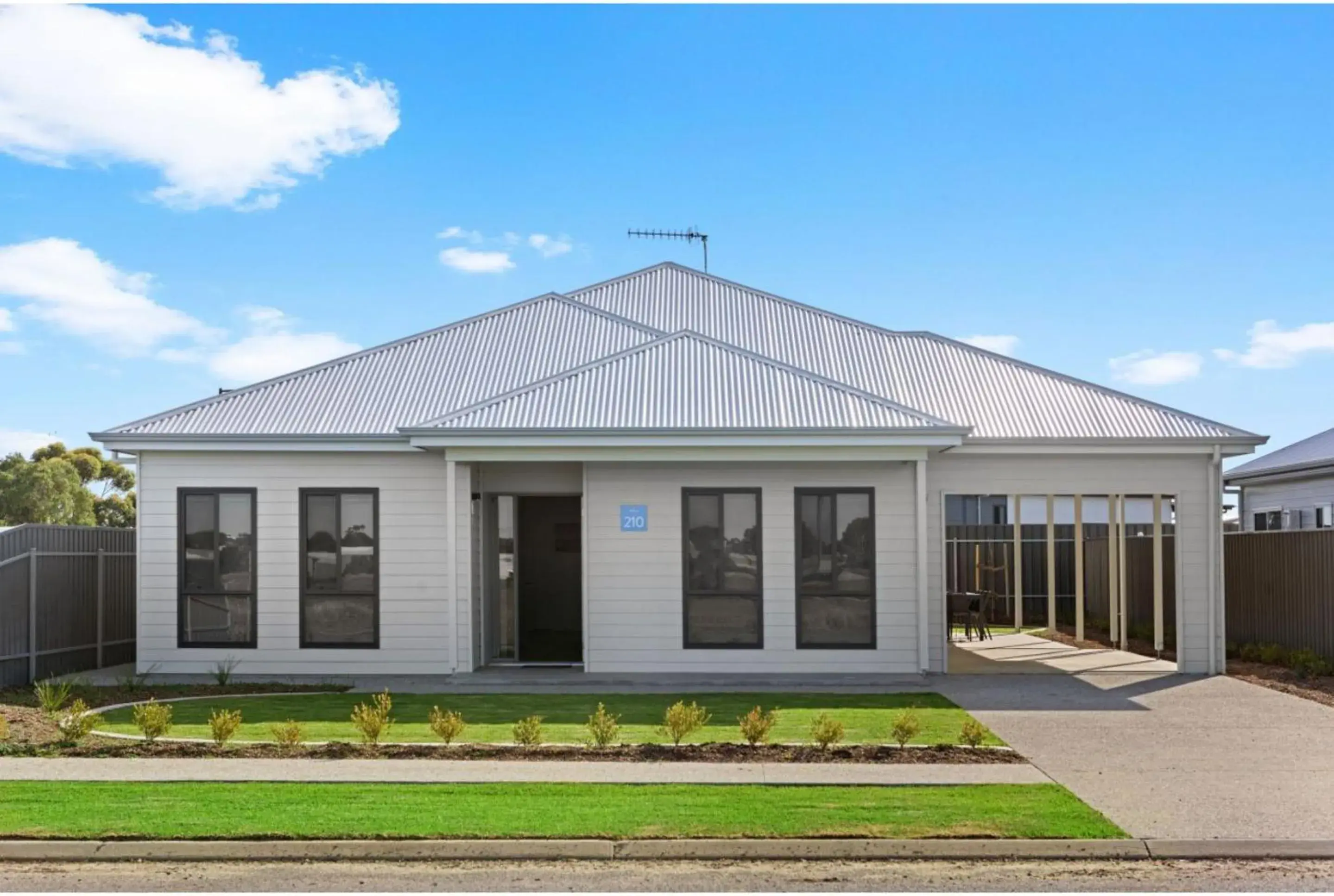 Deluxe 3 Bedroom House Sleeps 8 in Discovery Parks - Goolwa Deluxe 3 Bedroom House Sleeps 8 in Discovery Parks - Goolwa