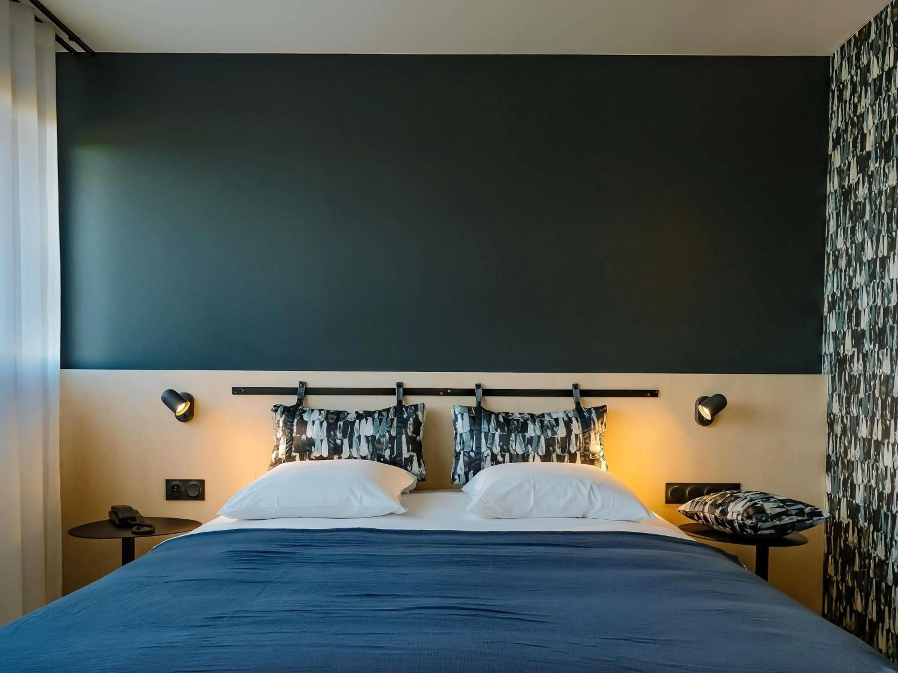 Bedroom, Bed in ibis Styles Bordeaux Lac Bruges