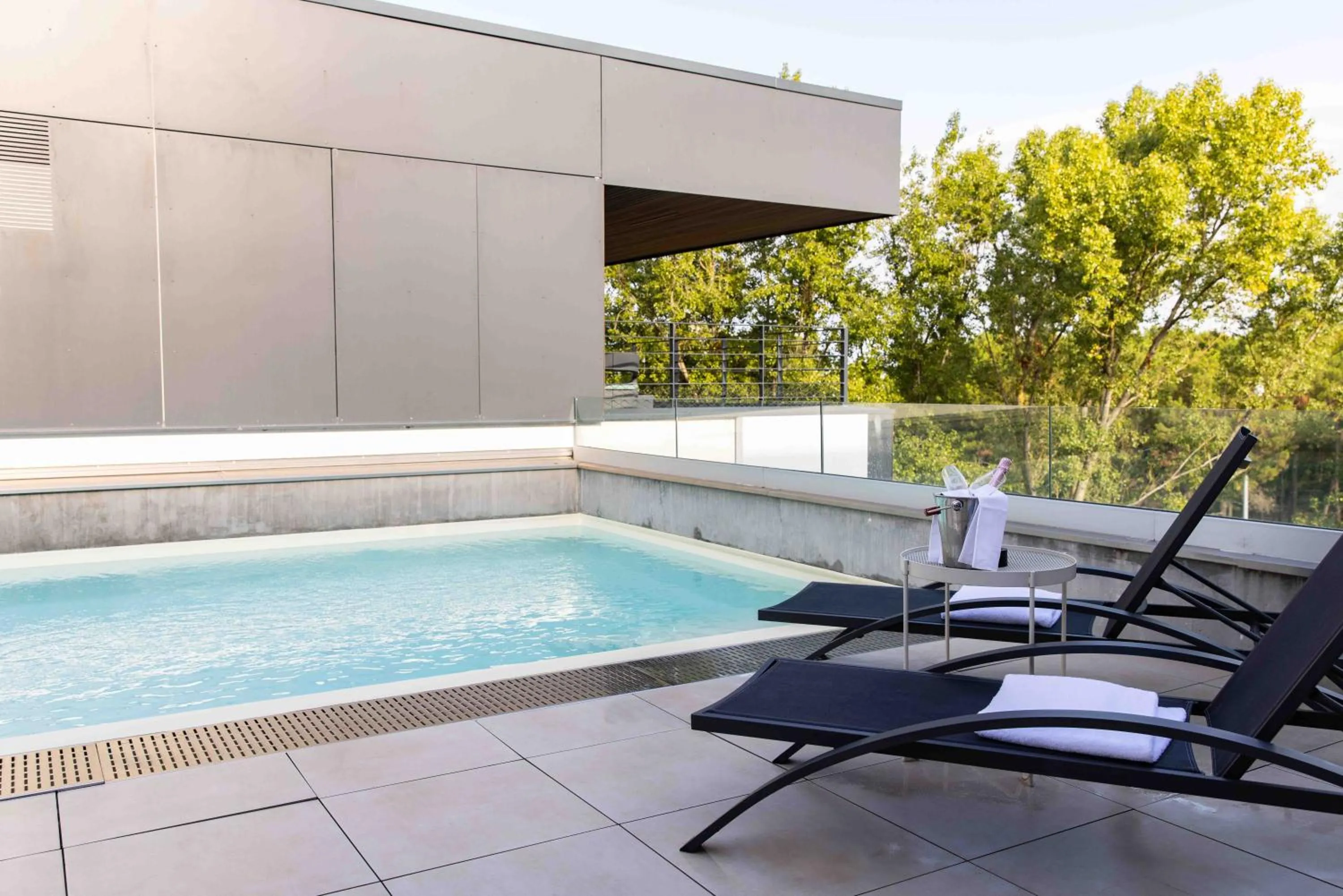 Swimming pool in ibis Styles Bordeaux Lac Bruges