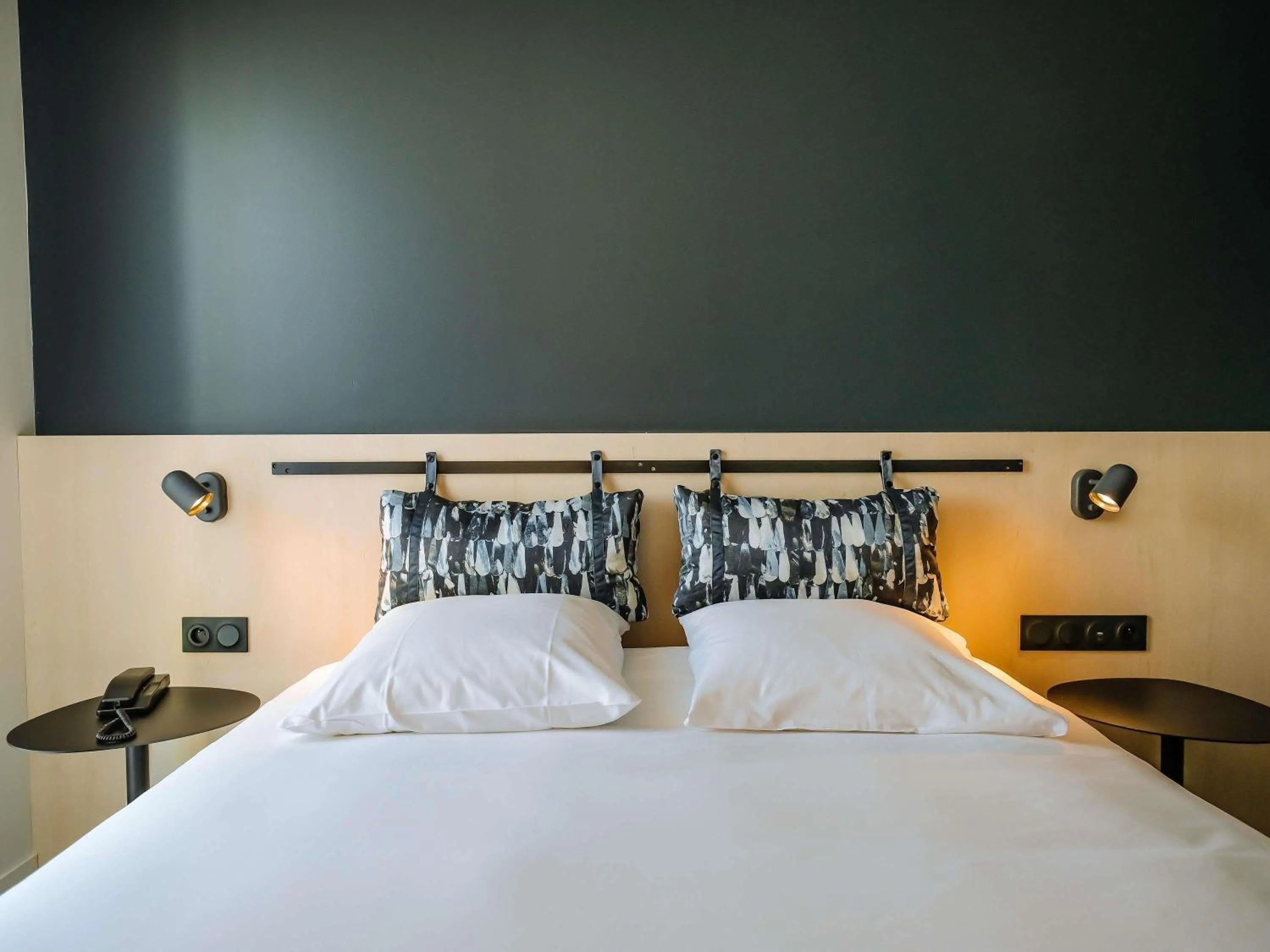 Bedroom, Bed in ibis Styles Bordeaux Lac Bruges