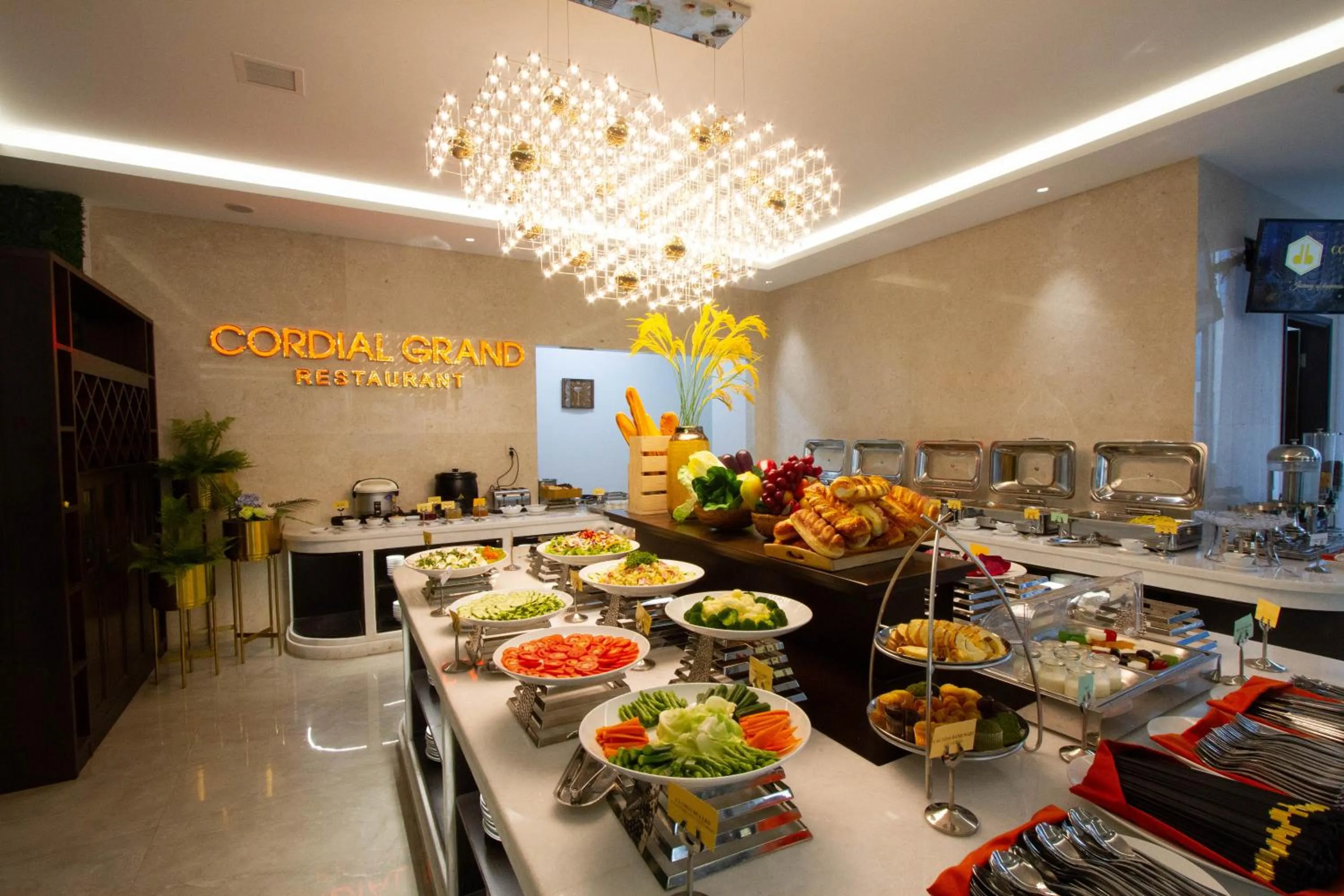 Restaurant/places to eat in Cordial Grand Hotel Da Nang Beach - Infinity Rooftop Pool