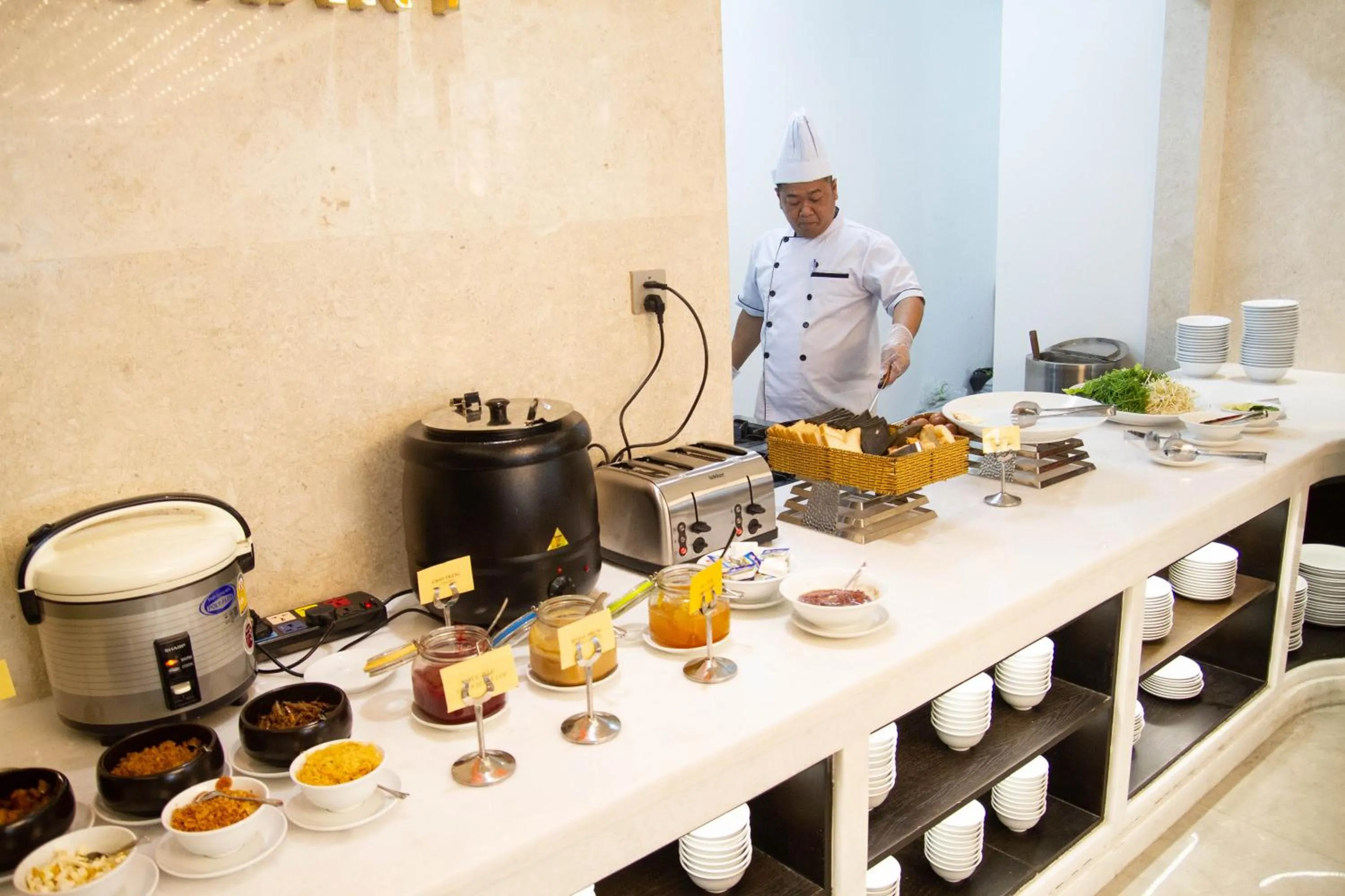 Restaurant/places to eat in Cordial Grand Hotel Da Nang Beach - Infinity Rooftop Pool