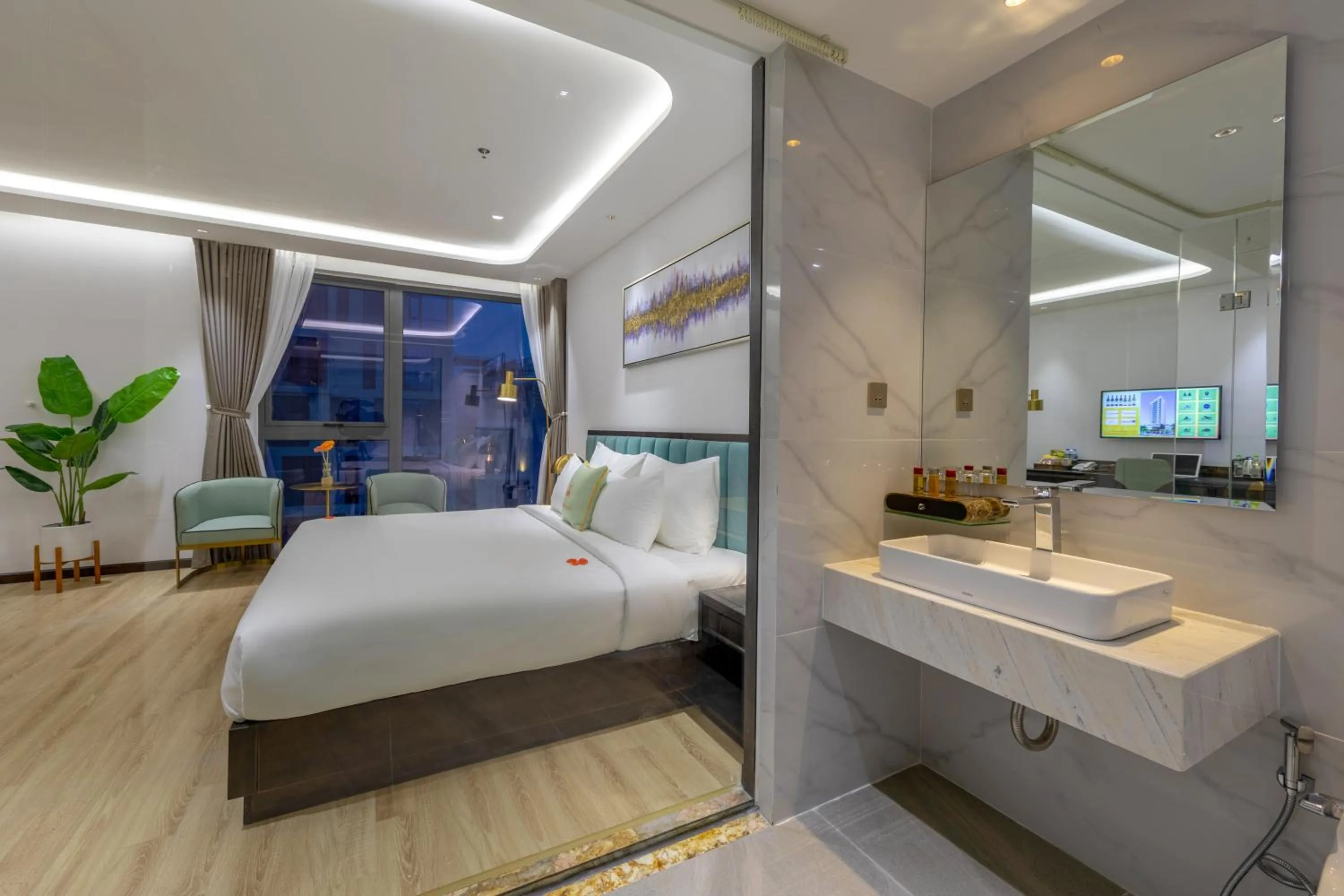 Toilet, Bed in Cordial Grand Hotel Da Nang Beach - Infinity Rooftop Pool