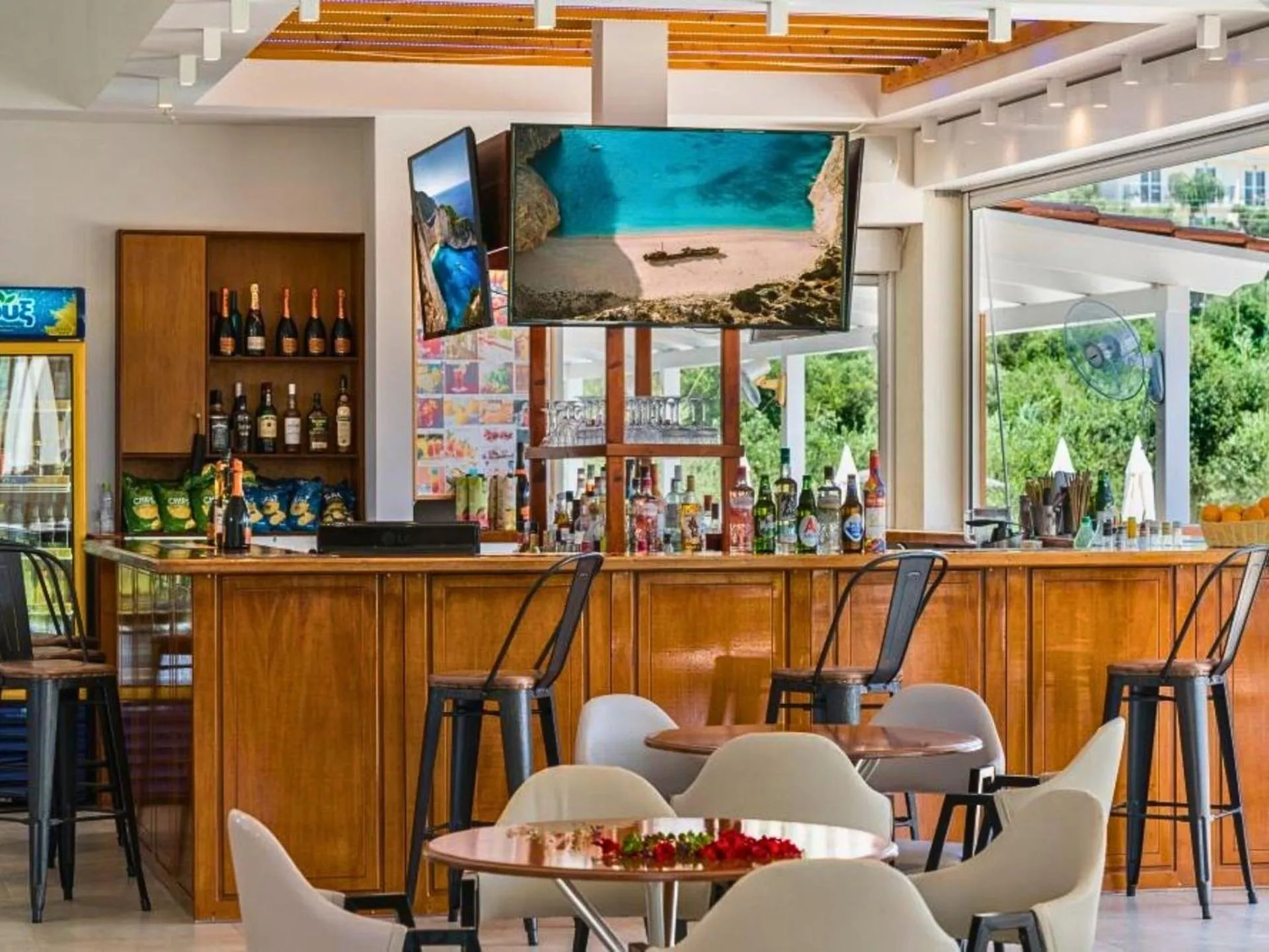 Restaurant/places to eat in Manousis ApartHotel