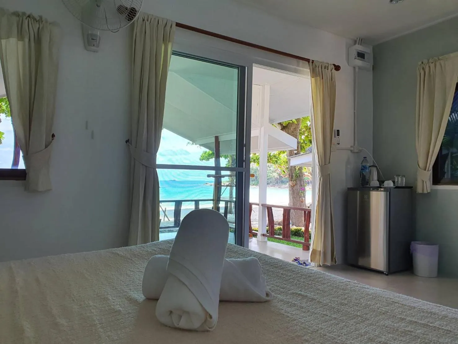 Bedroom, Bed in Blue Bay Bungalow