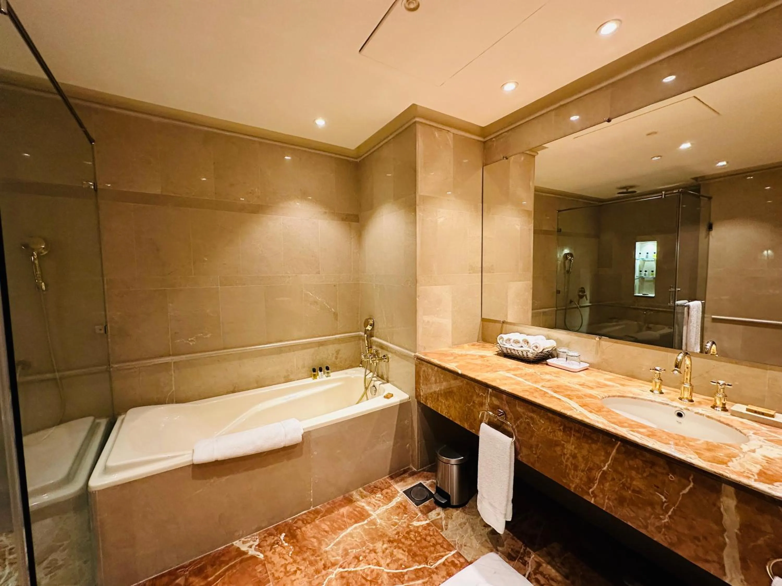 Bath in Pearl Continental Hotel Malam Jabba