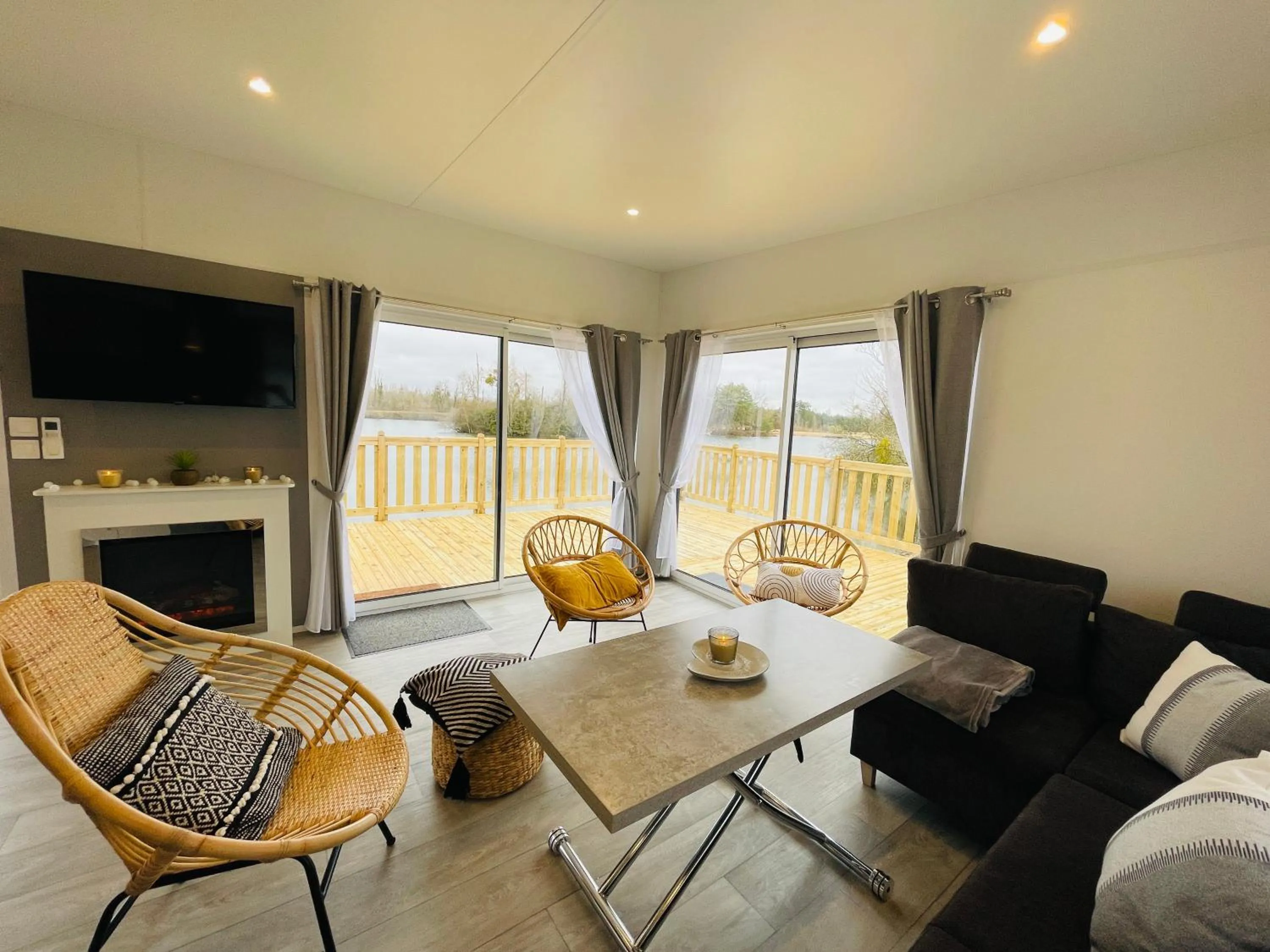 Communal lounge/ TV room in Les Etangs de la Bassée