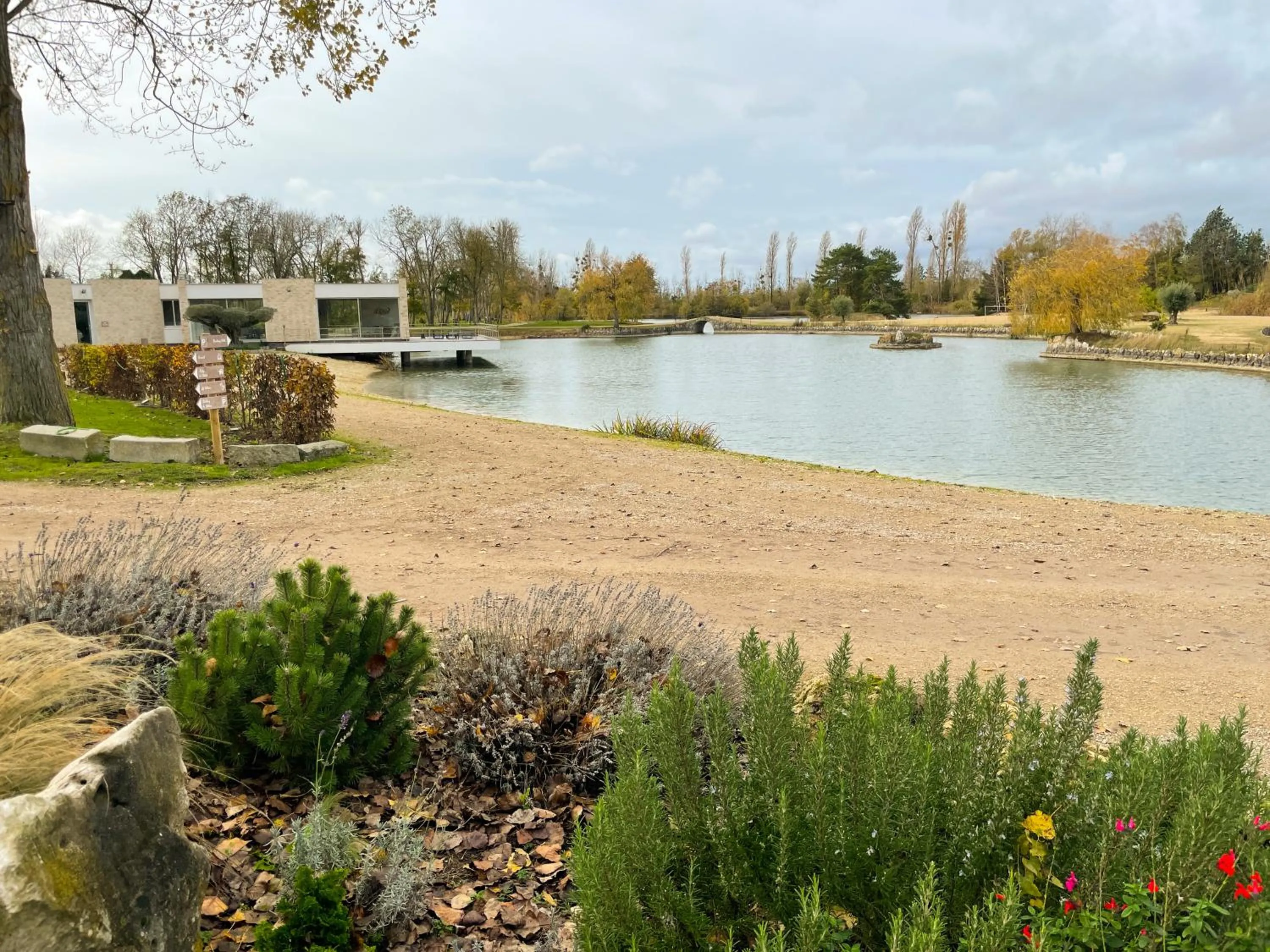 Lake view in Les Etangs de la Bassée