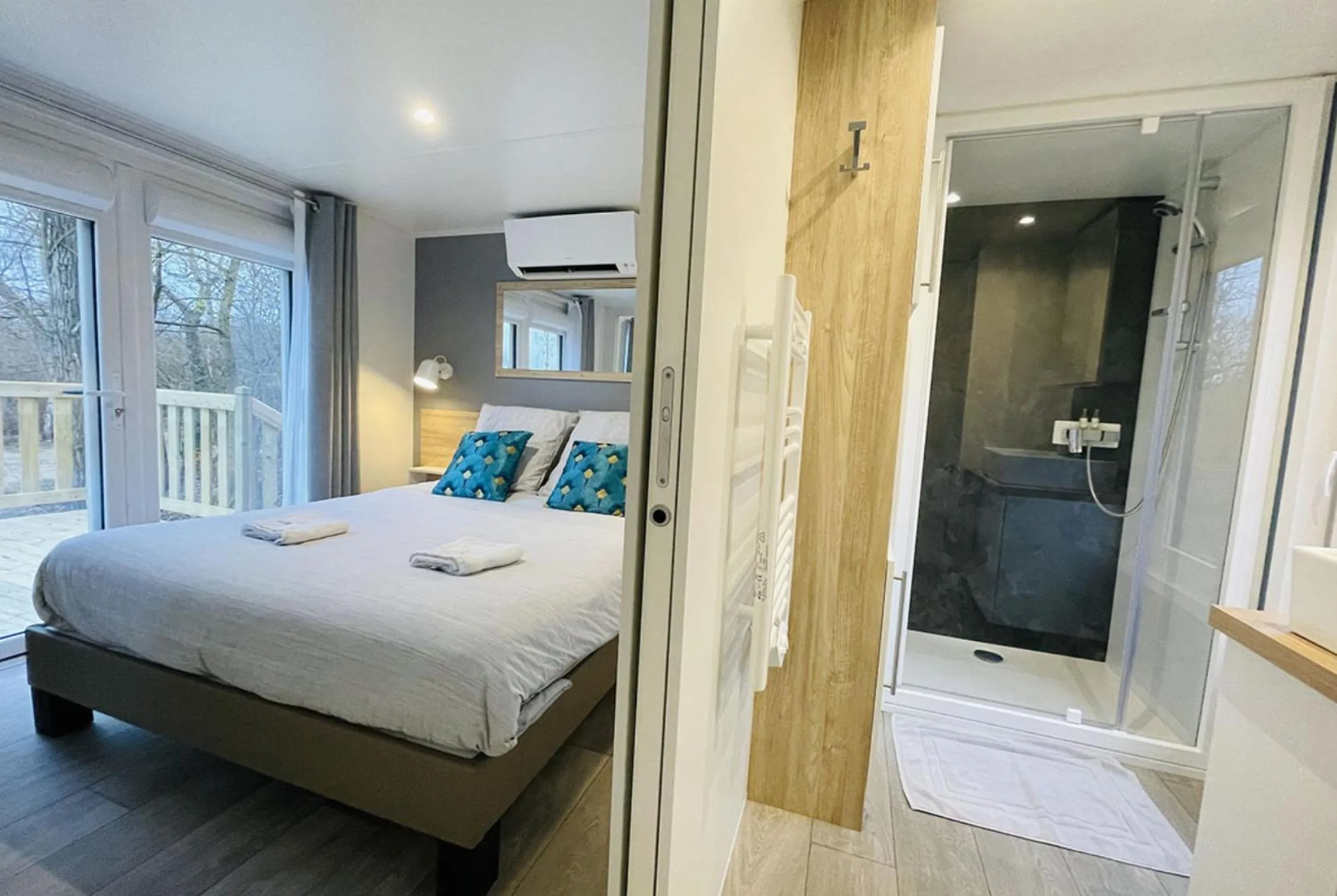 Bathroom, Bed in Les Etangs de la Bassée