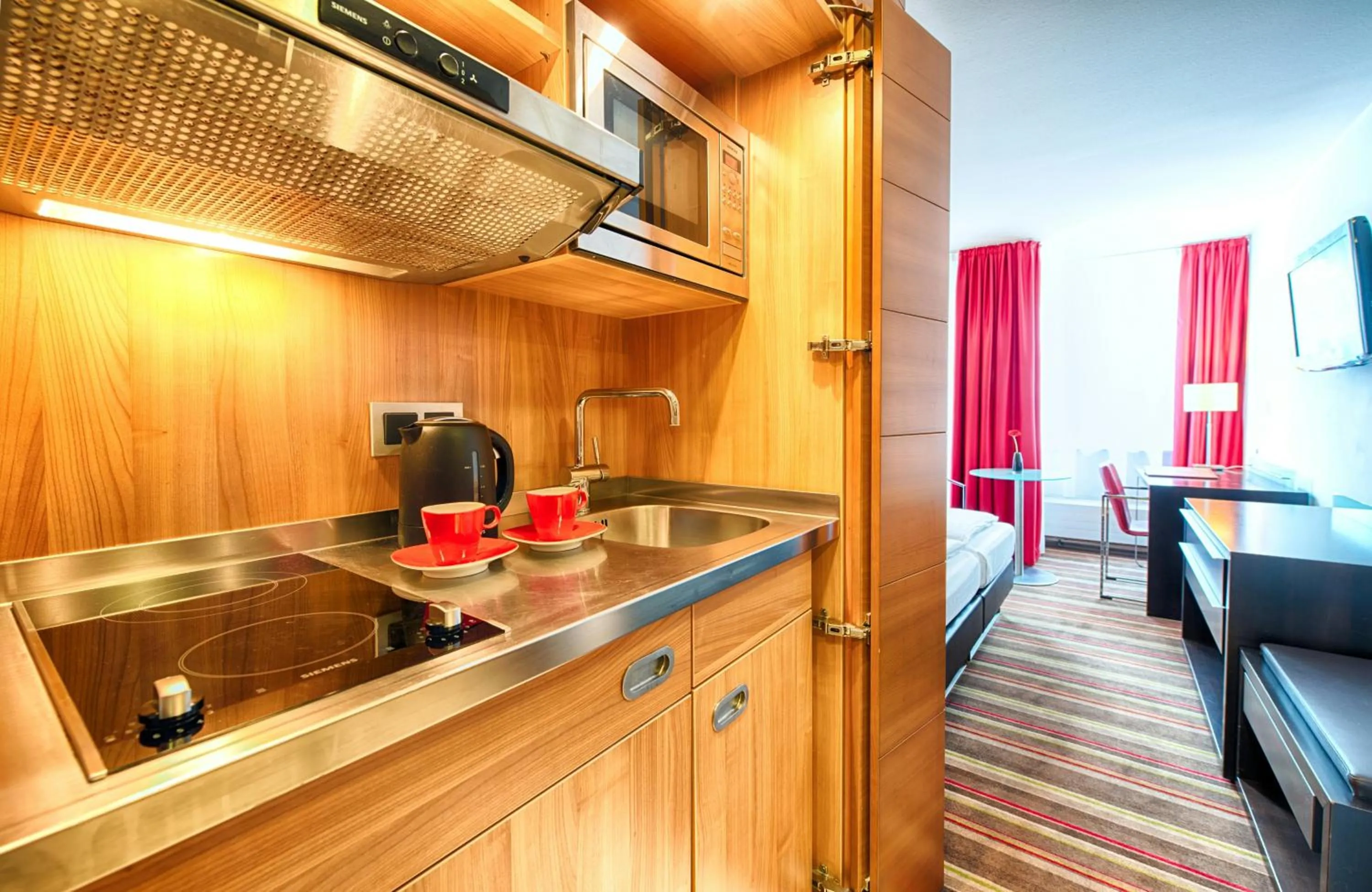 Photo of the whole room in Leonardo Hotel München City West