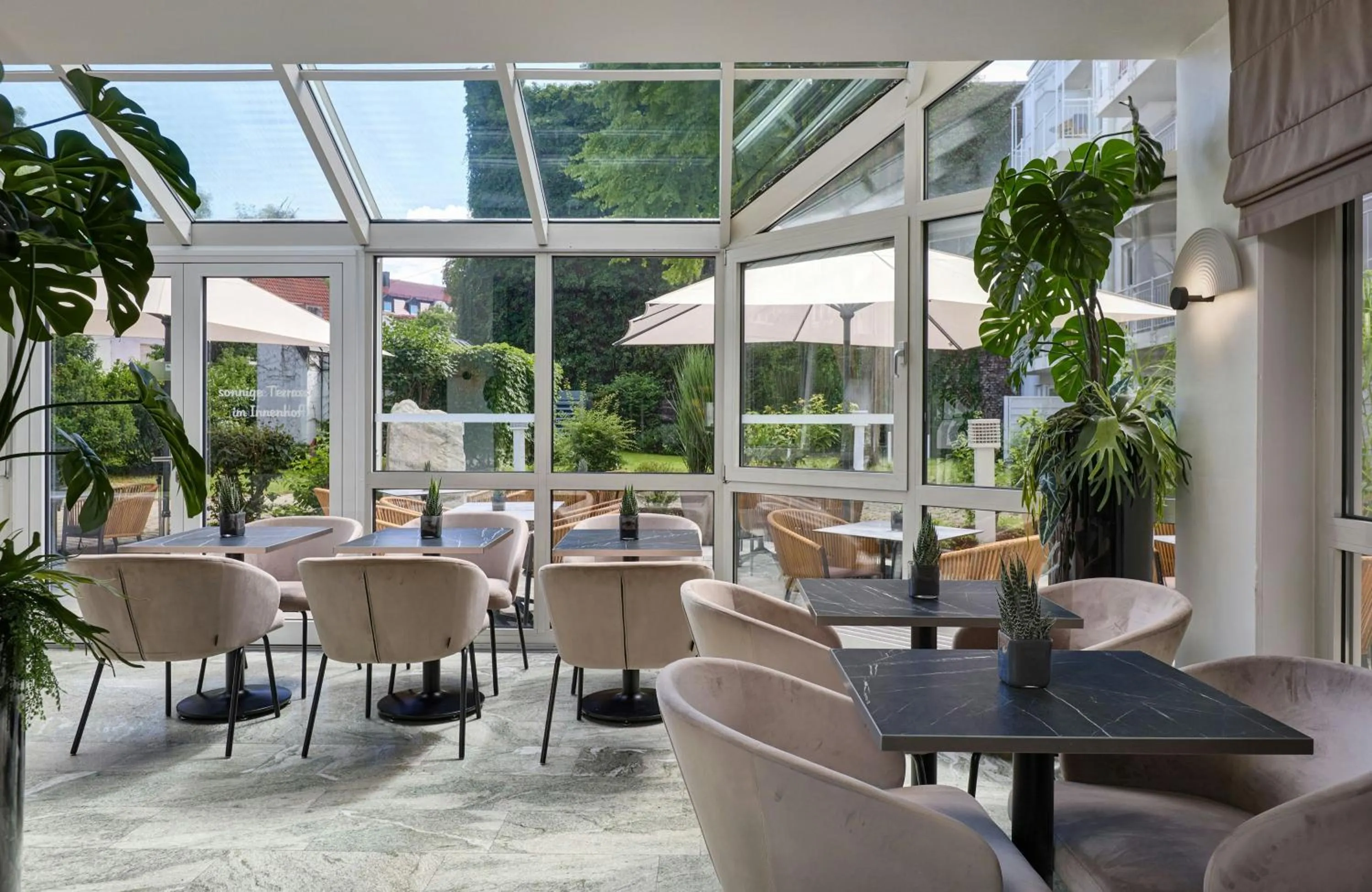 Restaurant/places to eat in Leonardo Hotel München City West