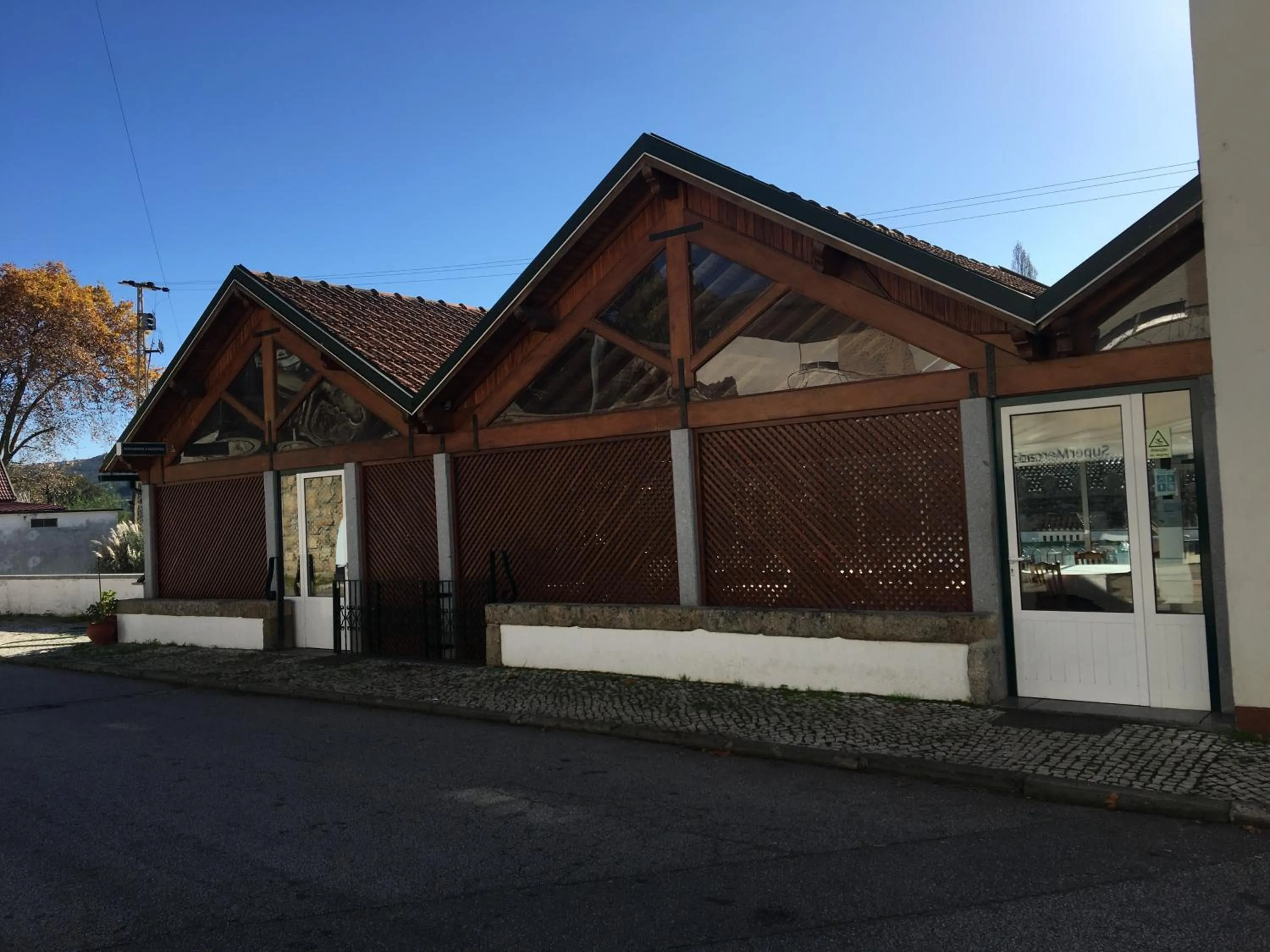 Restaurant/places to eat in A Moderna - Guest house Casa dos Serpas