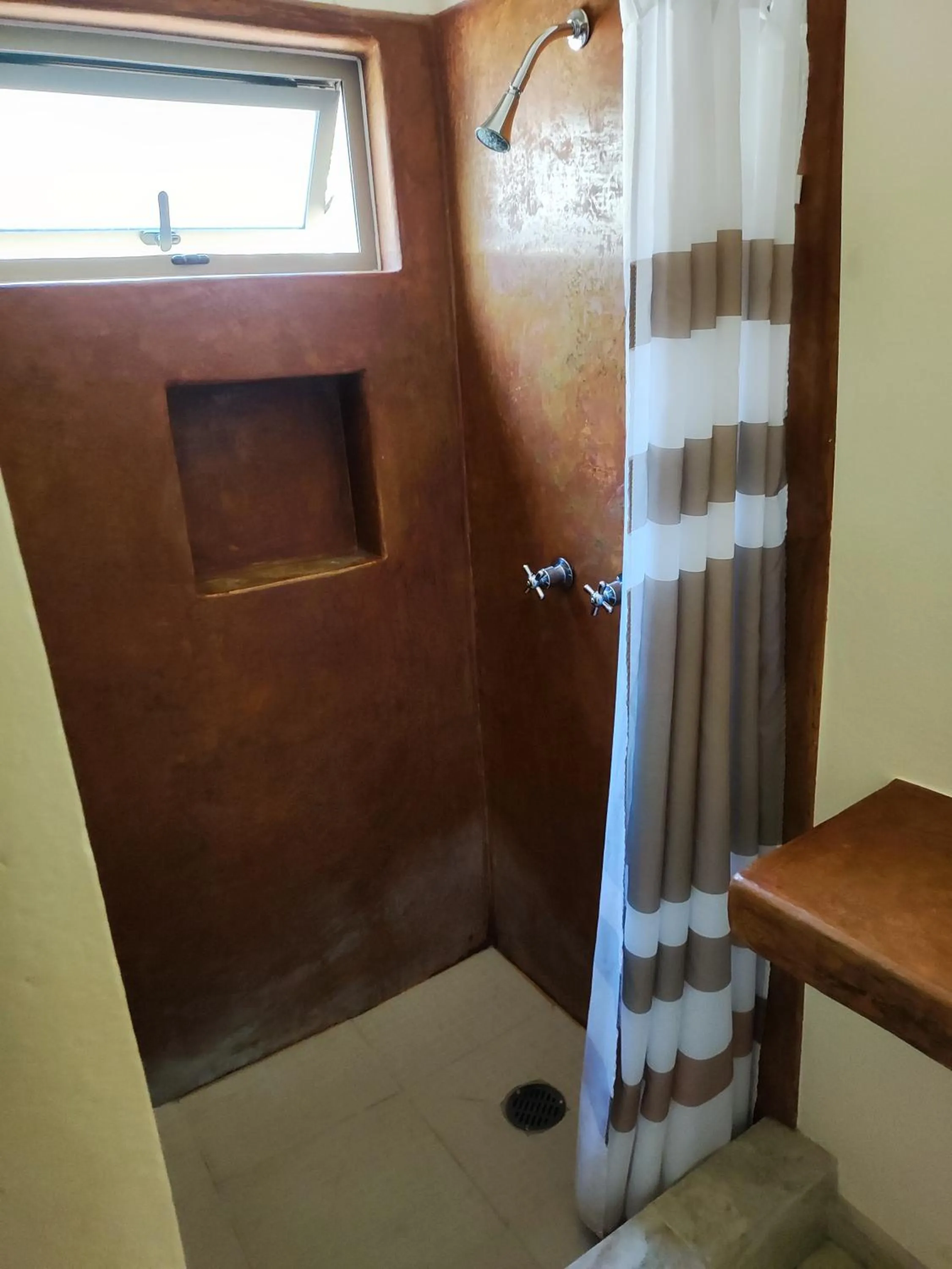 Shower in Hotel Lorimar