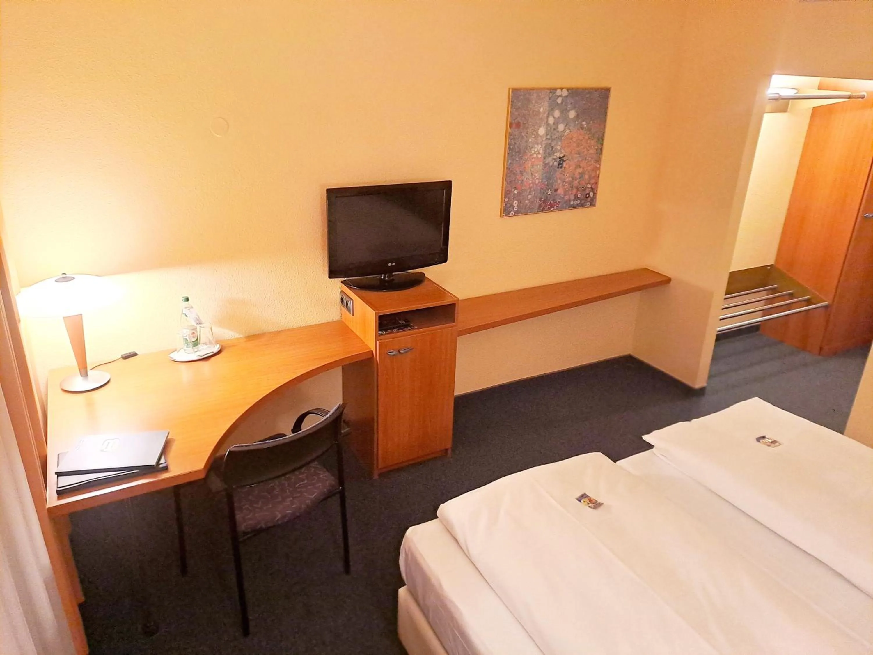 Photo of the whole room, Bed in Transmar Travel Hotel