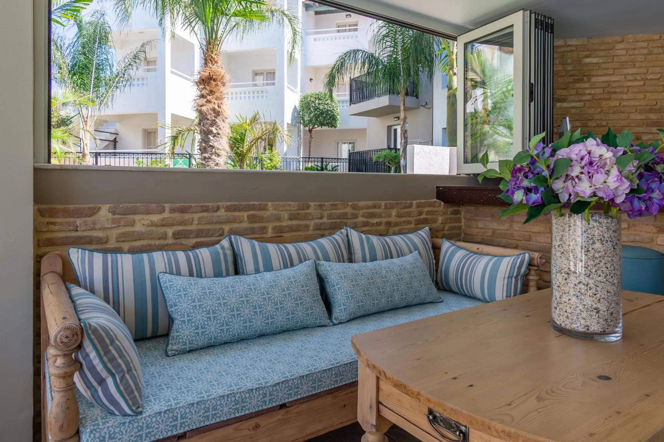 Restaurant/places to eat in Dedalos Hotel