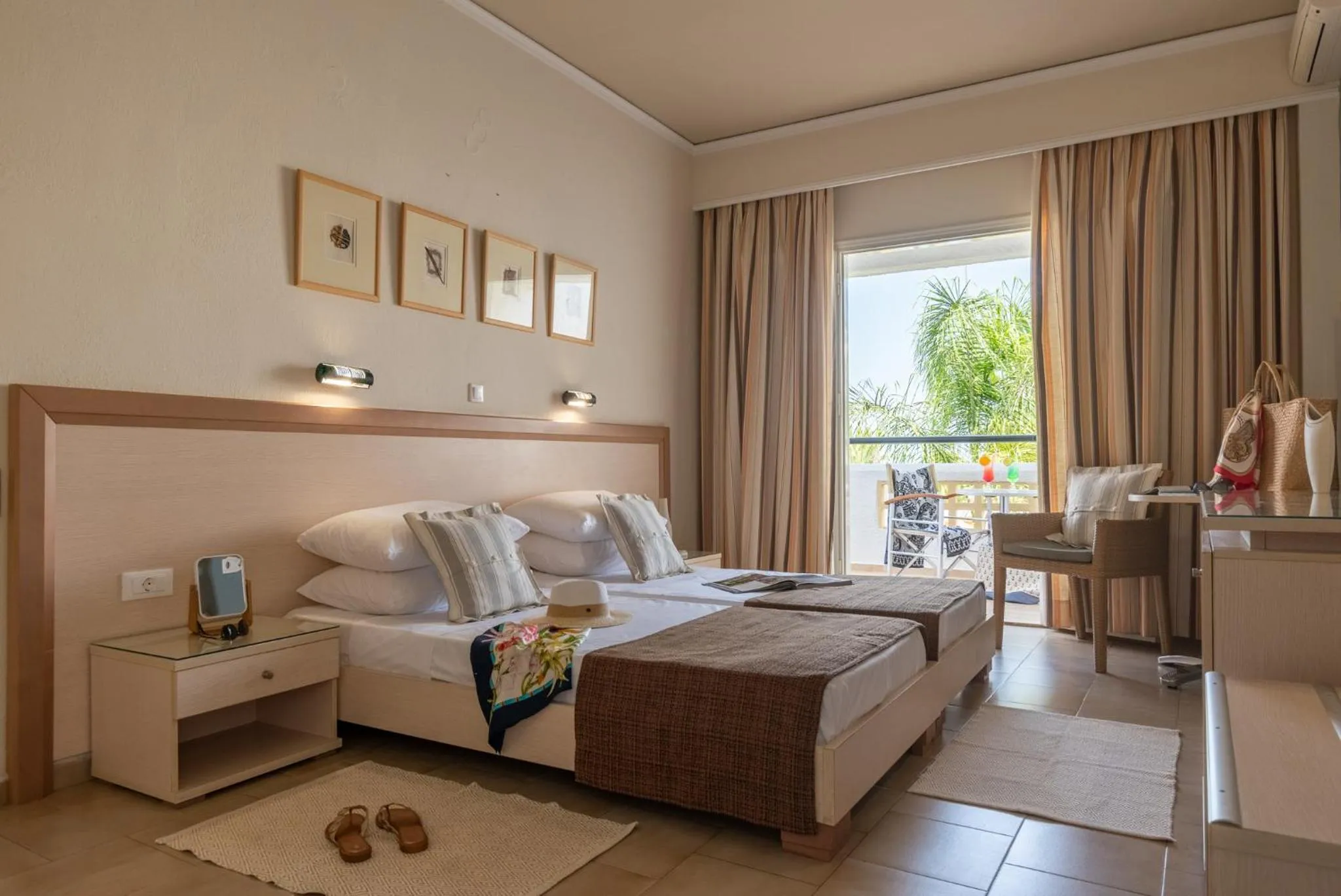 Bedroom, Bed in Dedalos Hotel