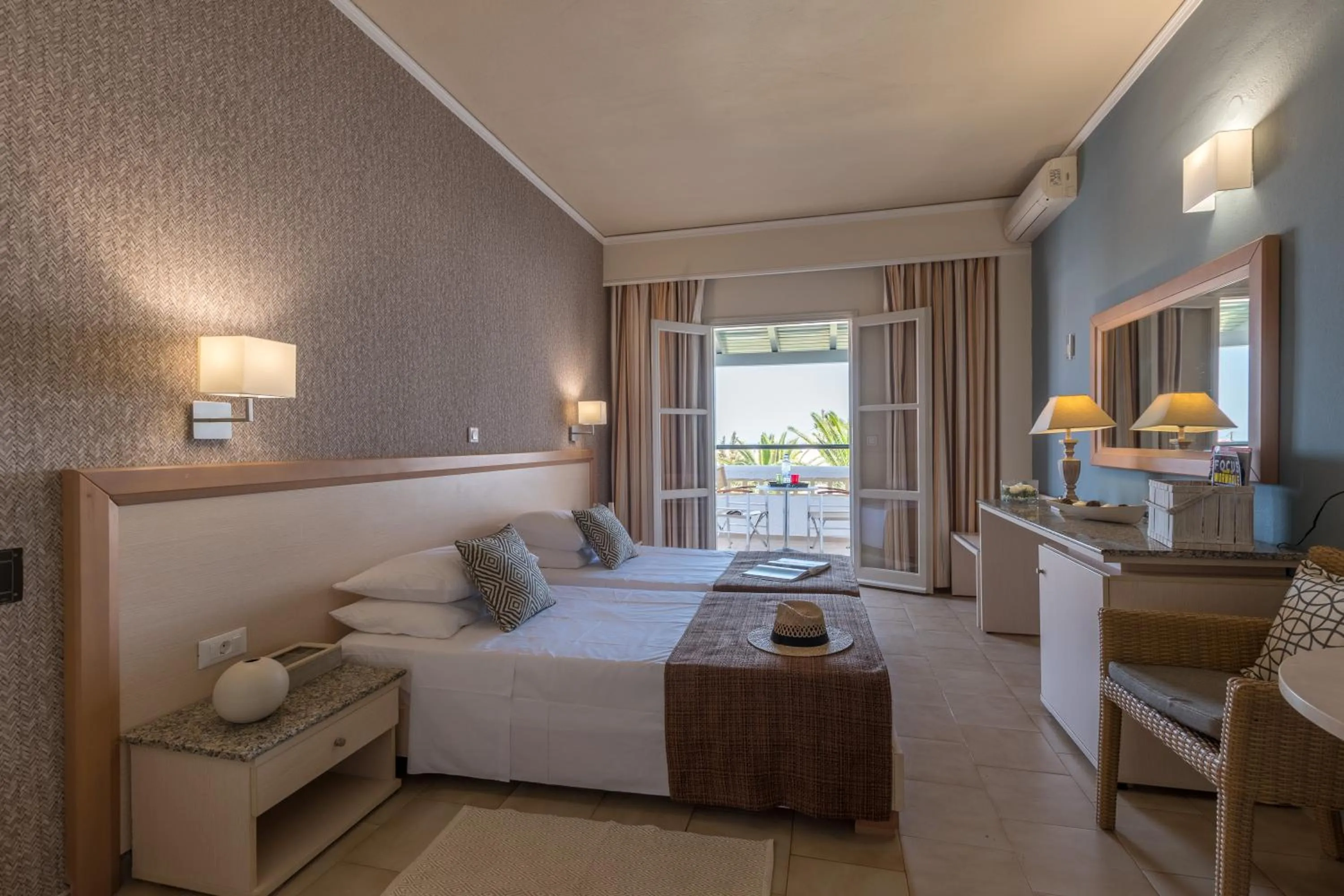 Bedroom, Bed in Dedalos Hotel