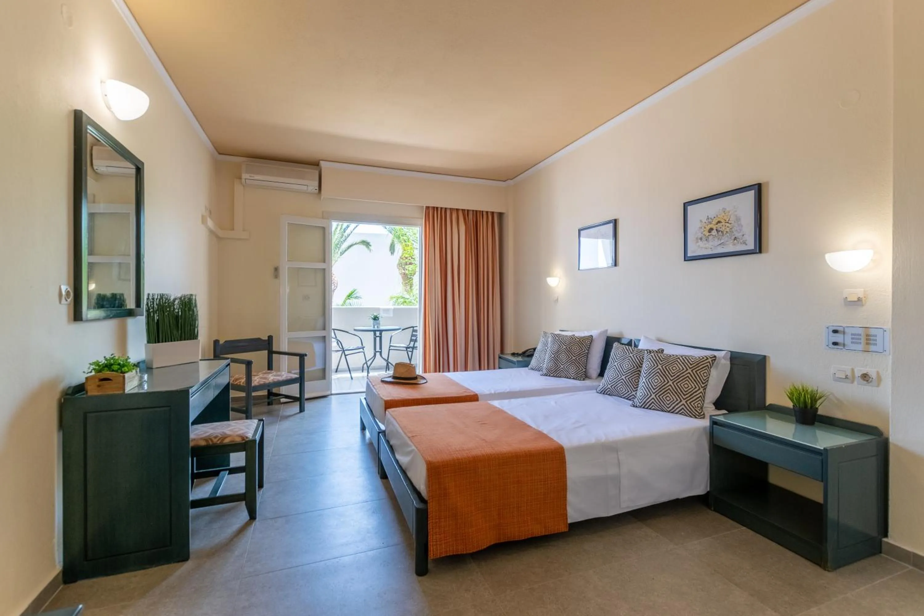 Photo of the whole room, Bed in Dedalos Hotel