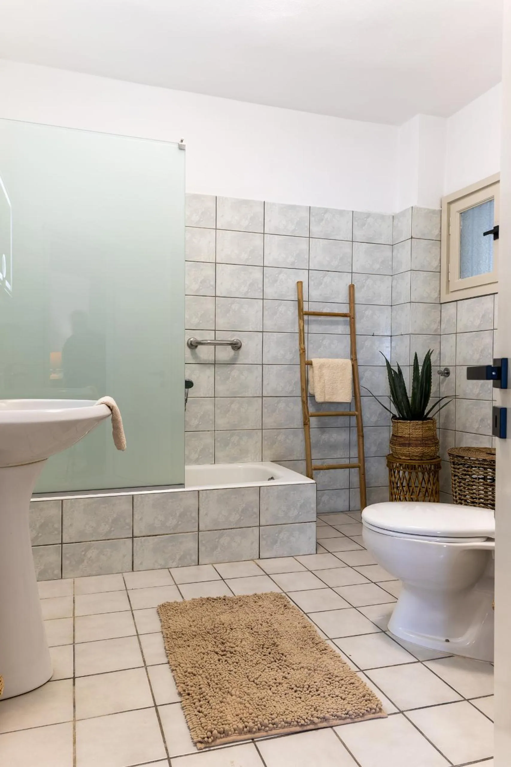 Toilet in Dedalos Hotel