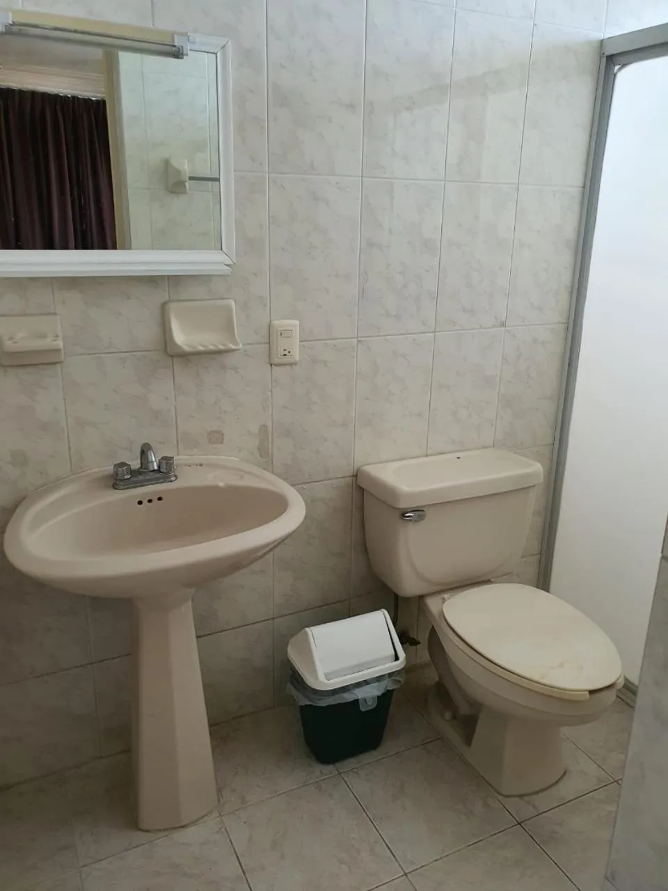 Bathroom in Hotel Atlantico a 150 mts de Playa Martí