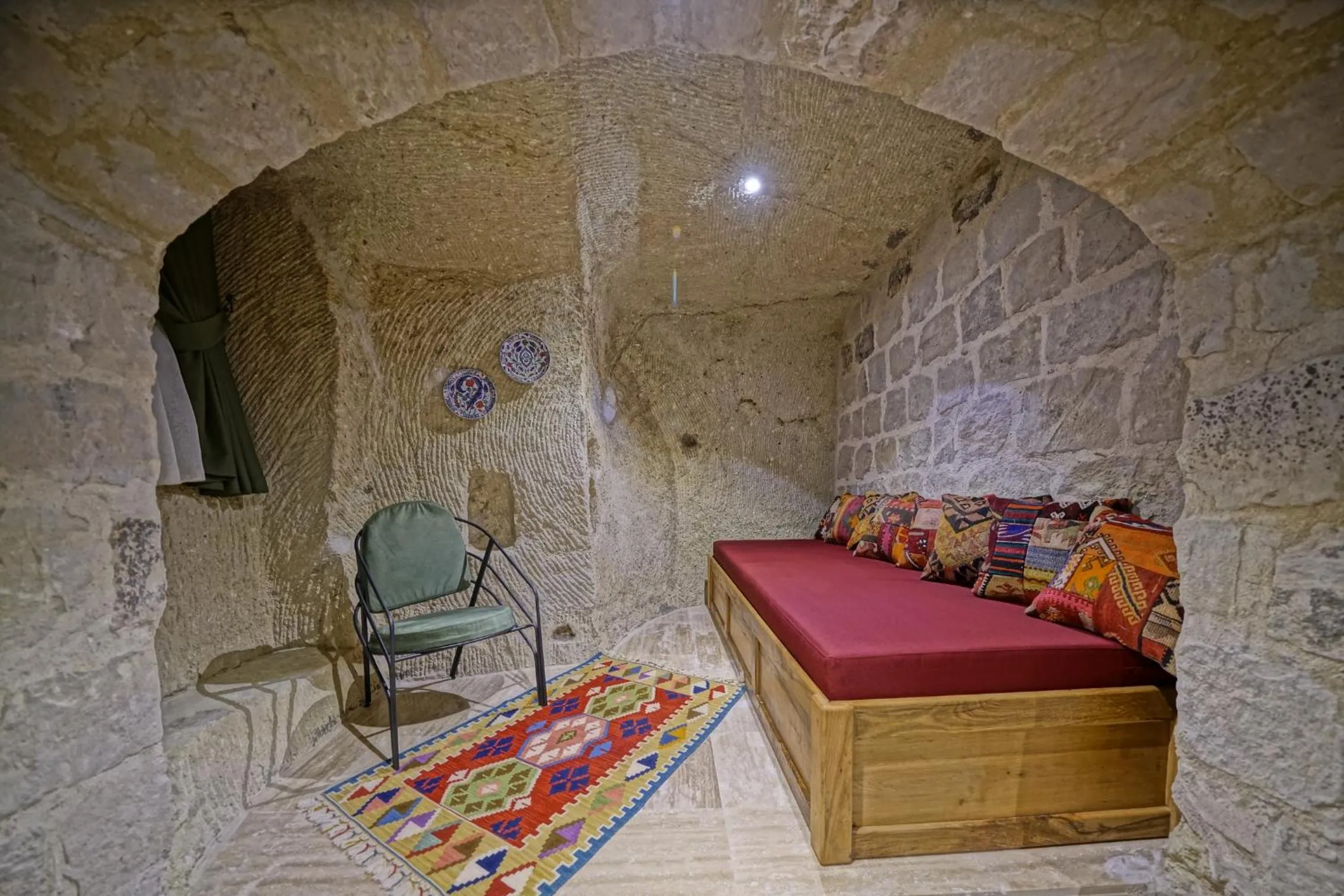 Seating area, Bed in Vigneron Cave Hotel