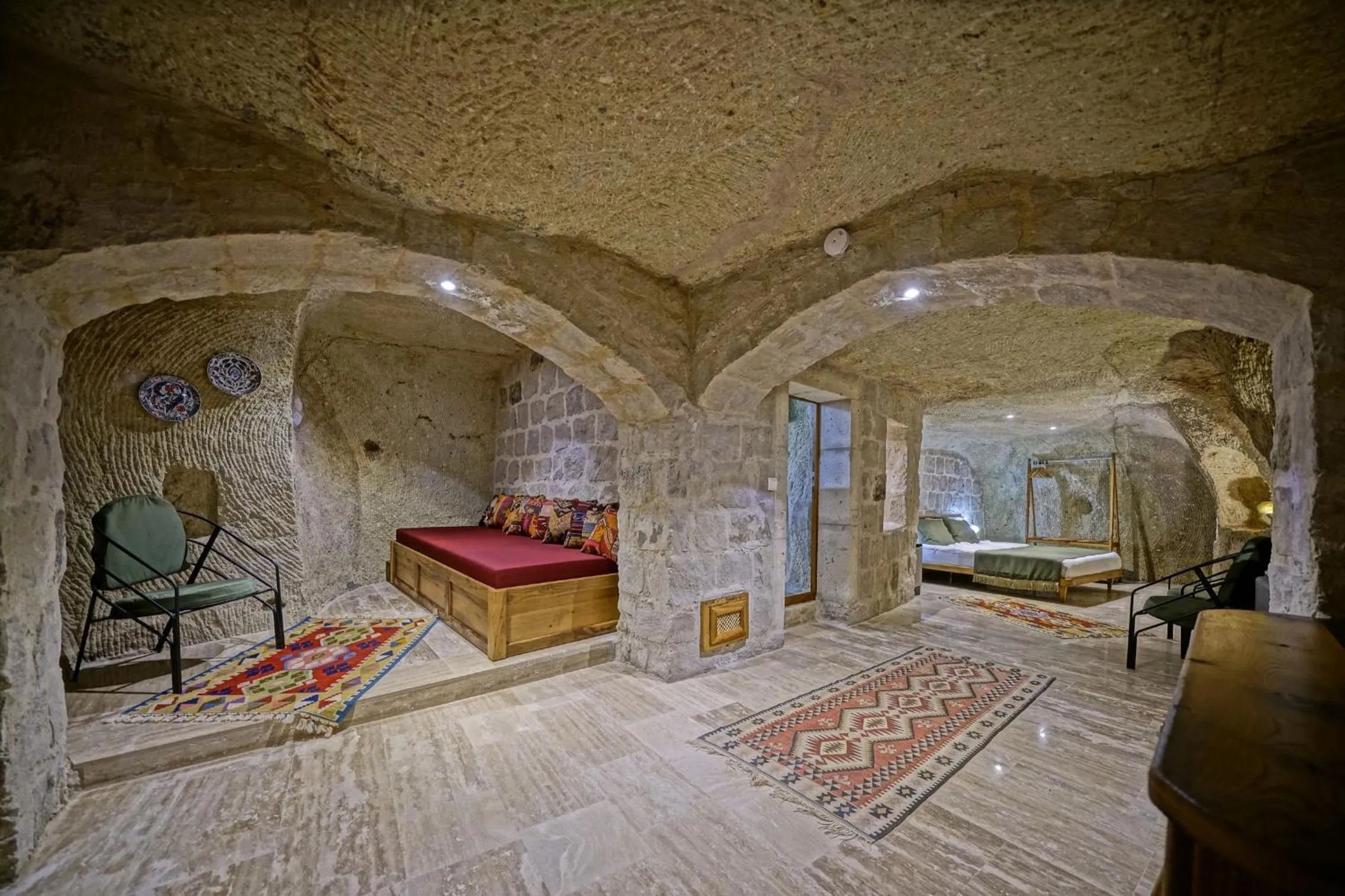 Photo of the whole room, Bed in Vigneron Cave Hotel