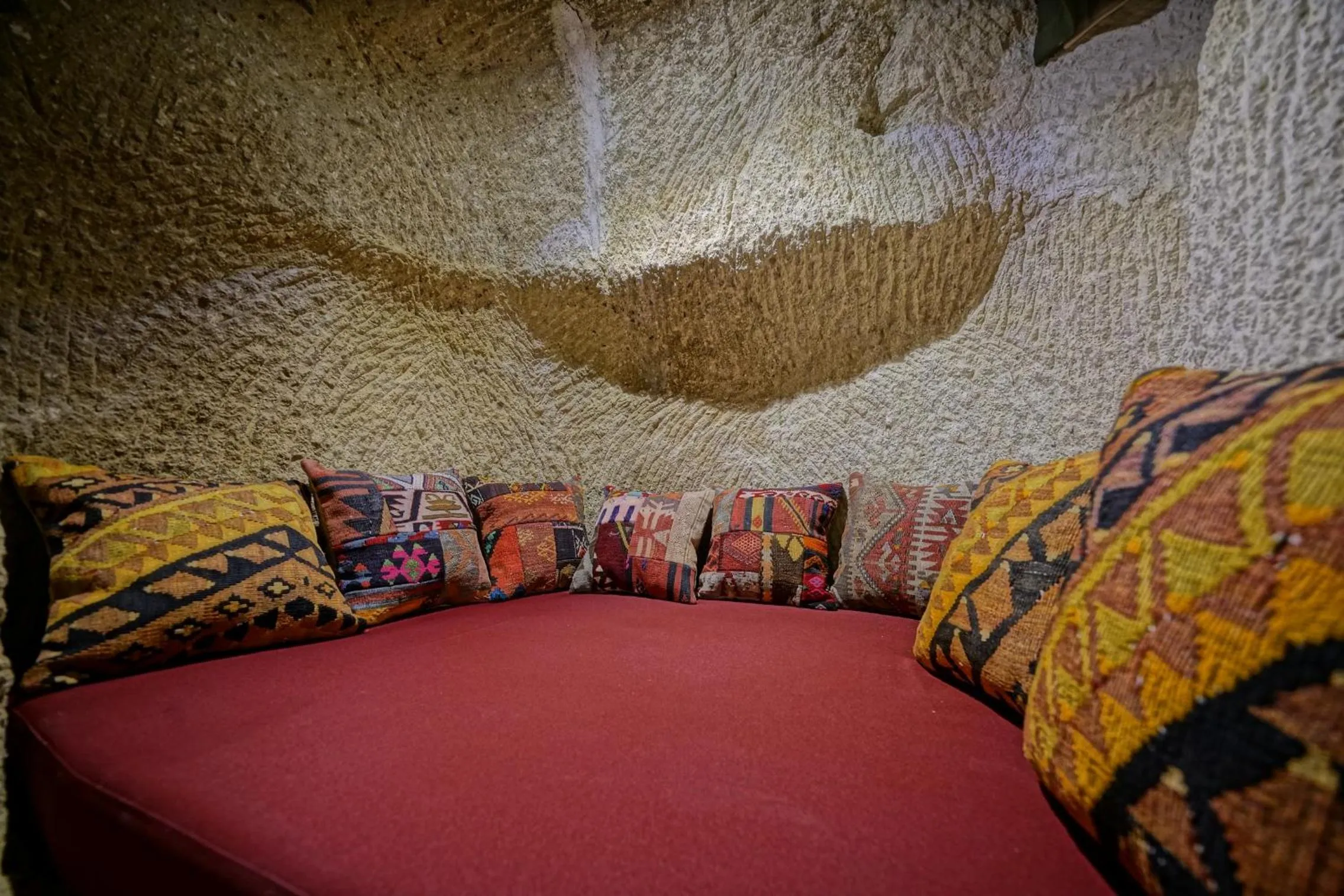 Seating area, Bed in Vigneron Cave Hotel