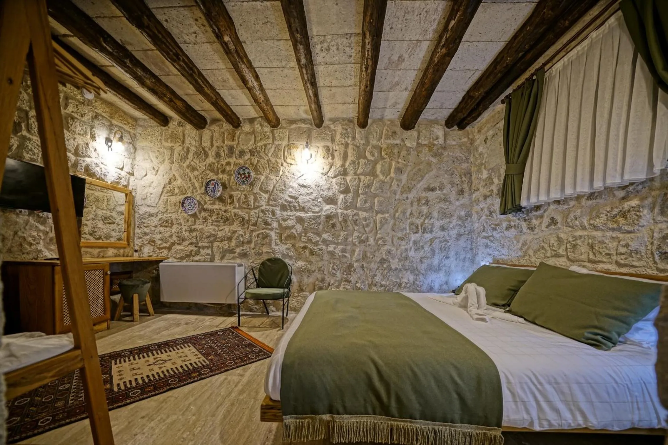 Bedroom, Bed in Vigneron Cave Hotel
