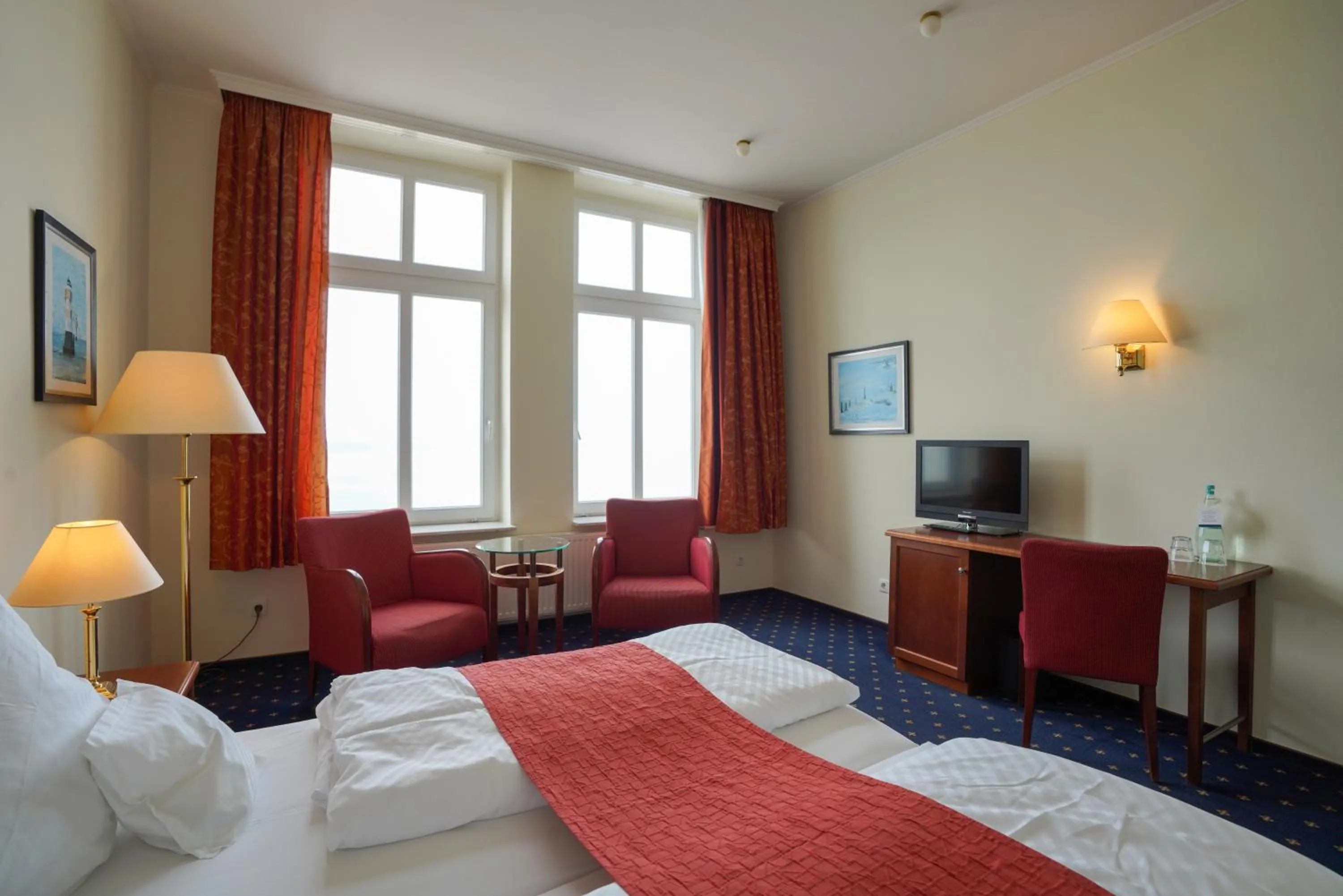 Photo of the whole room, Bed in Strandhotel VierJahresZeiten